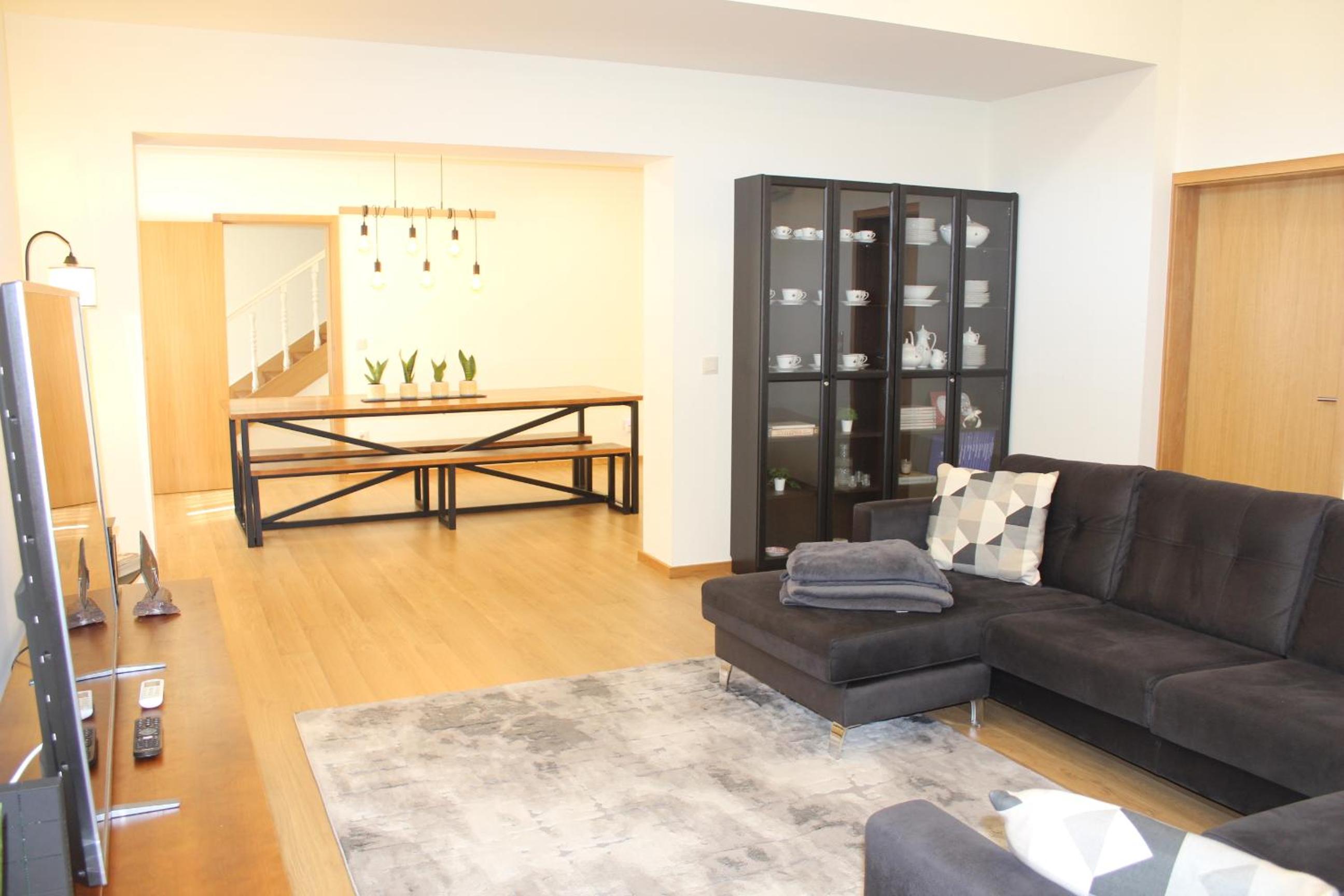 Five-Bedroom House photo 1