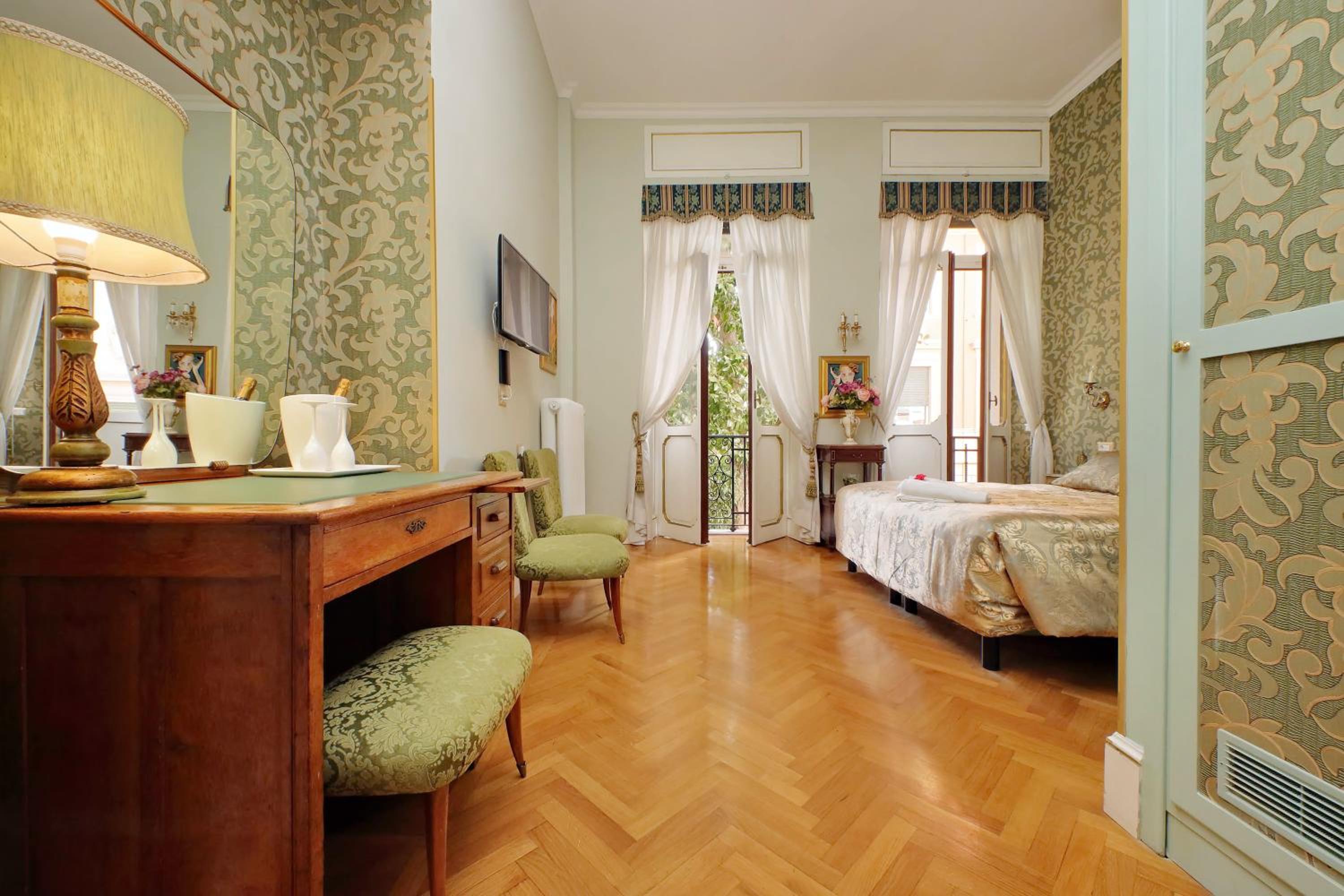 Large Double or Twin Room with Garden View photo 2