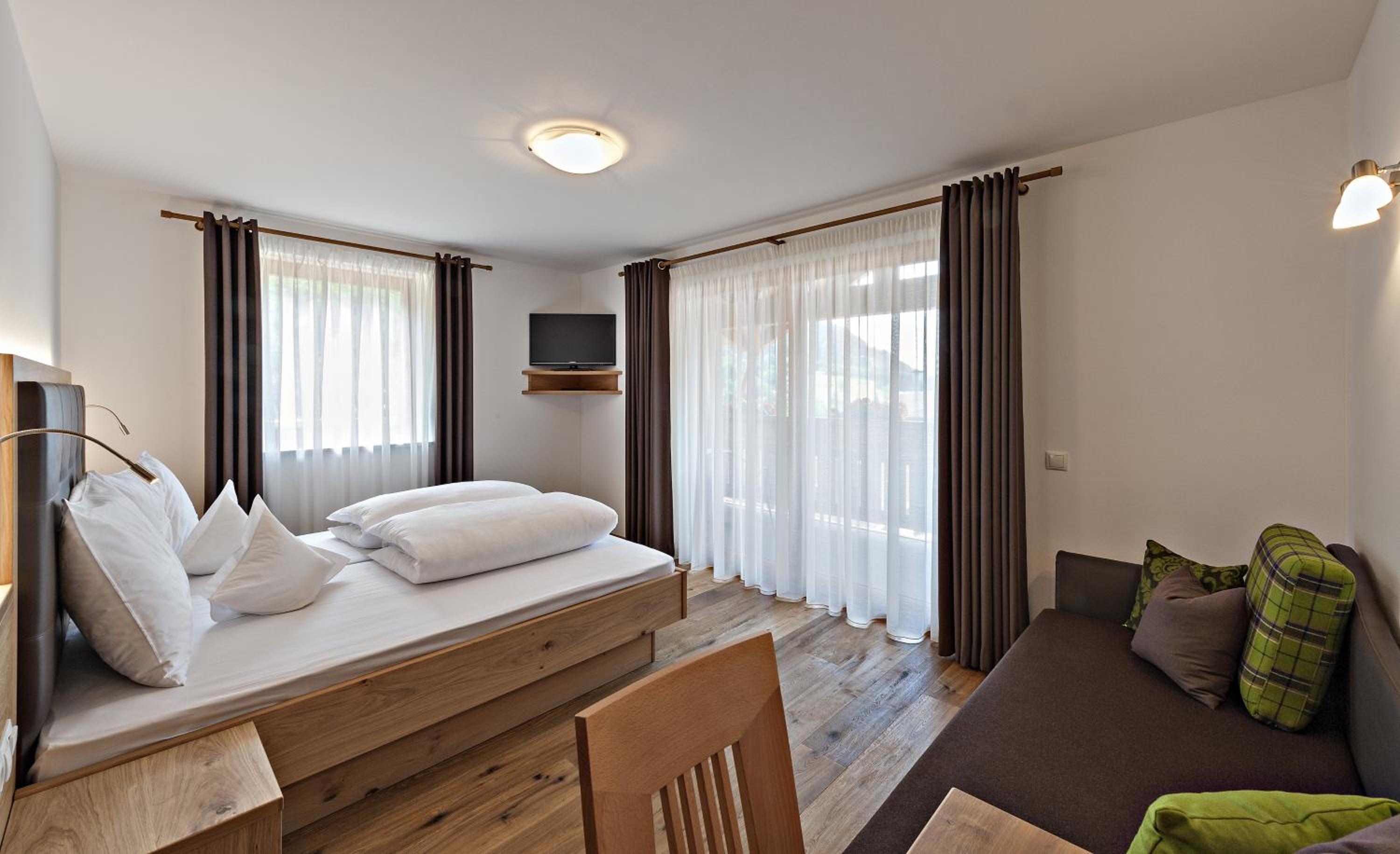 Double Room with Balcony - Photo 2