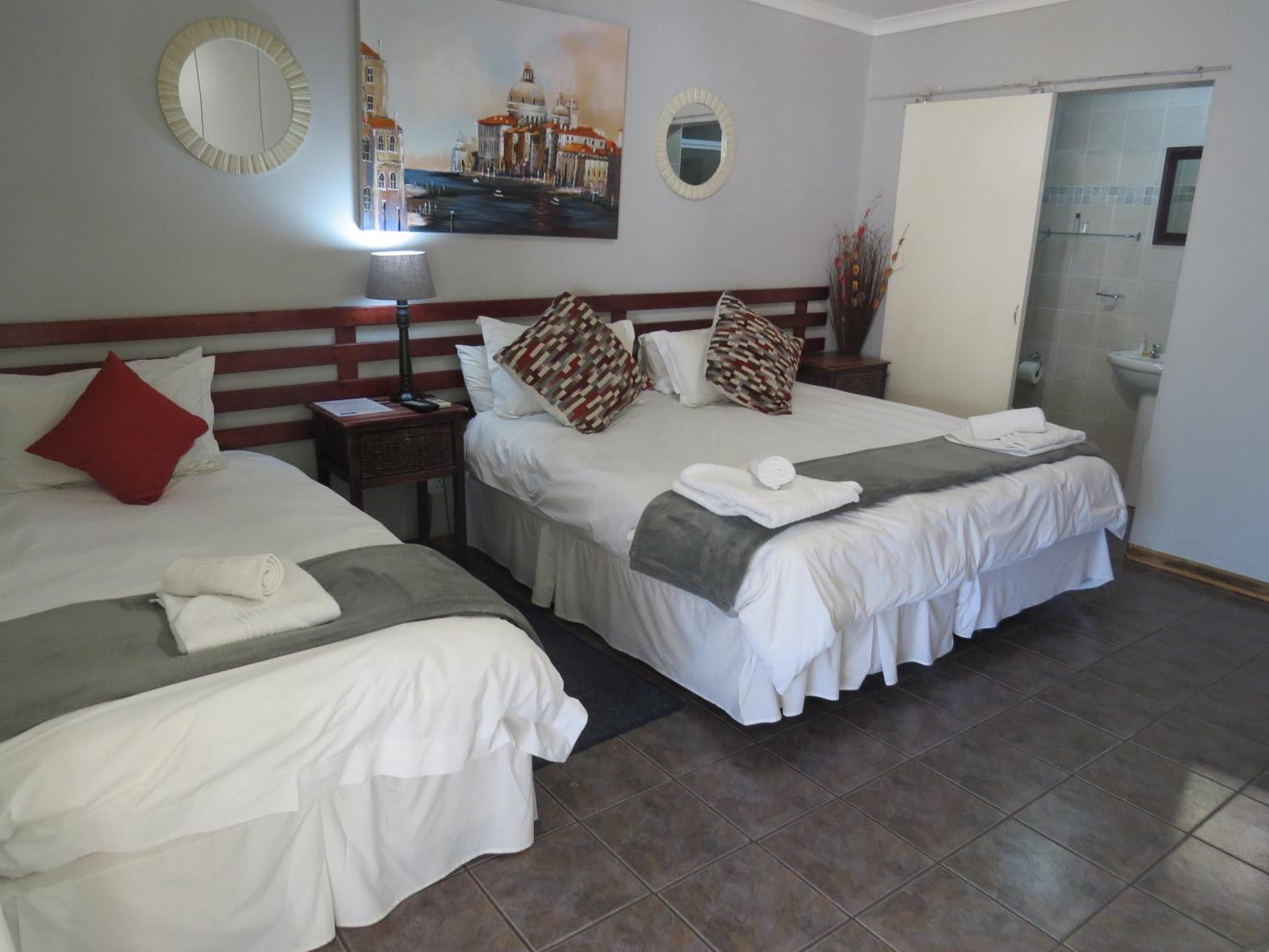 Deluxe Family Room with pool view photo 3