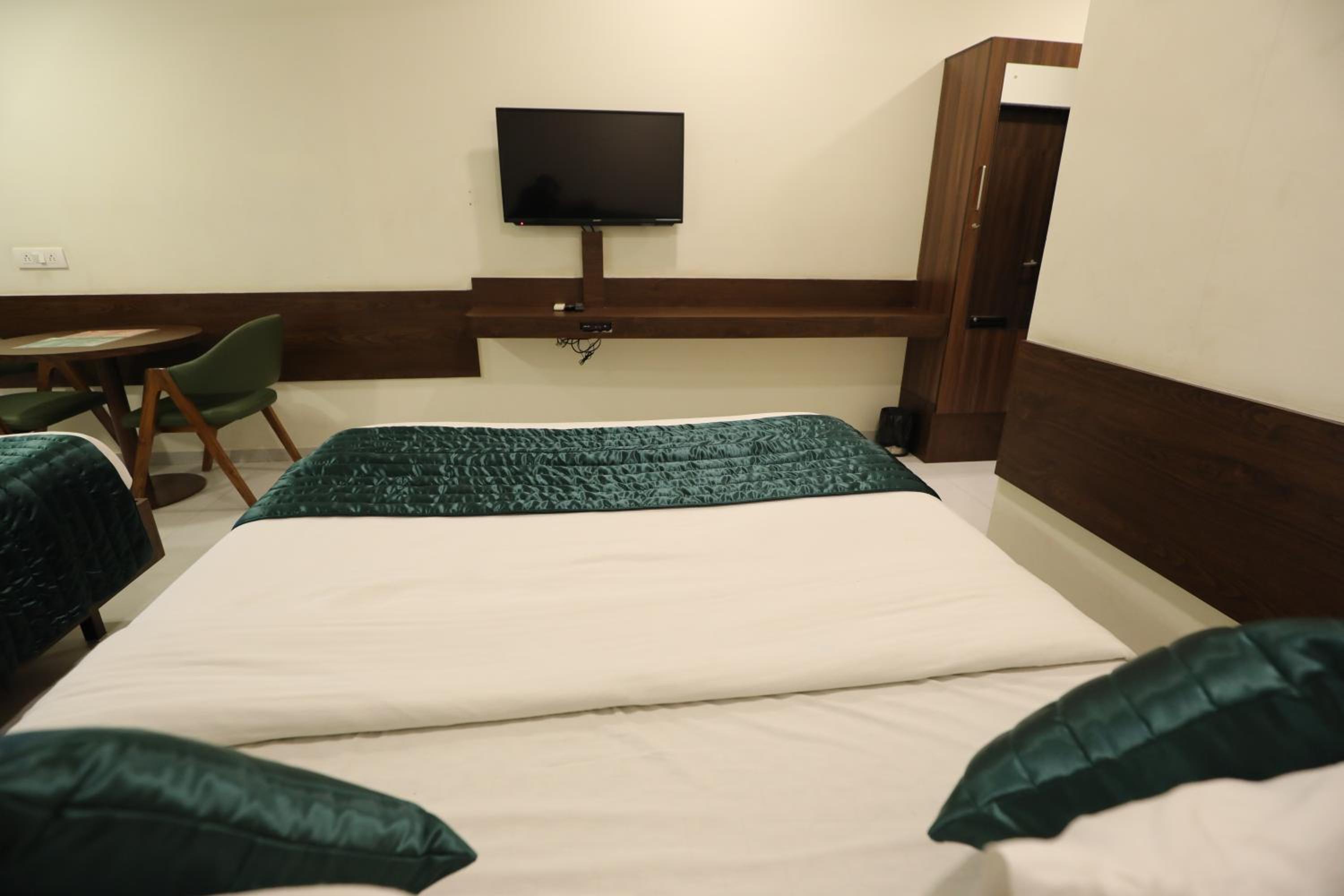 Deluxe Triple Room - Photo 13