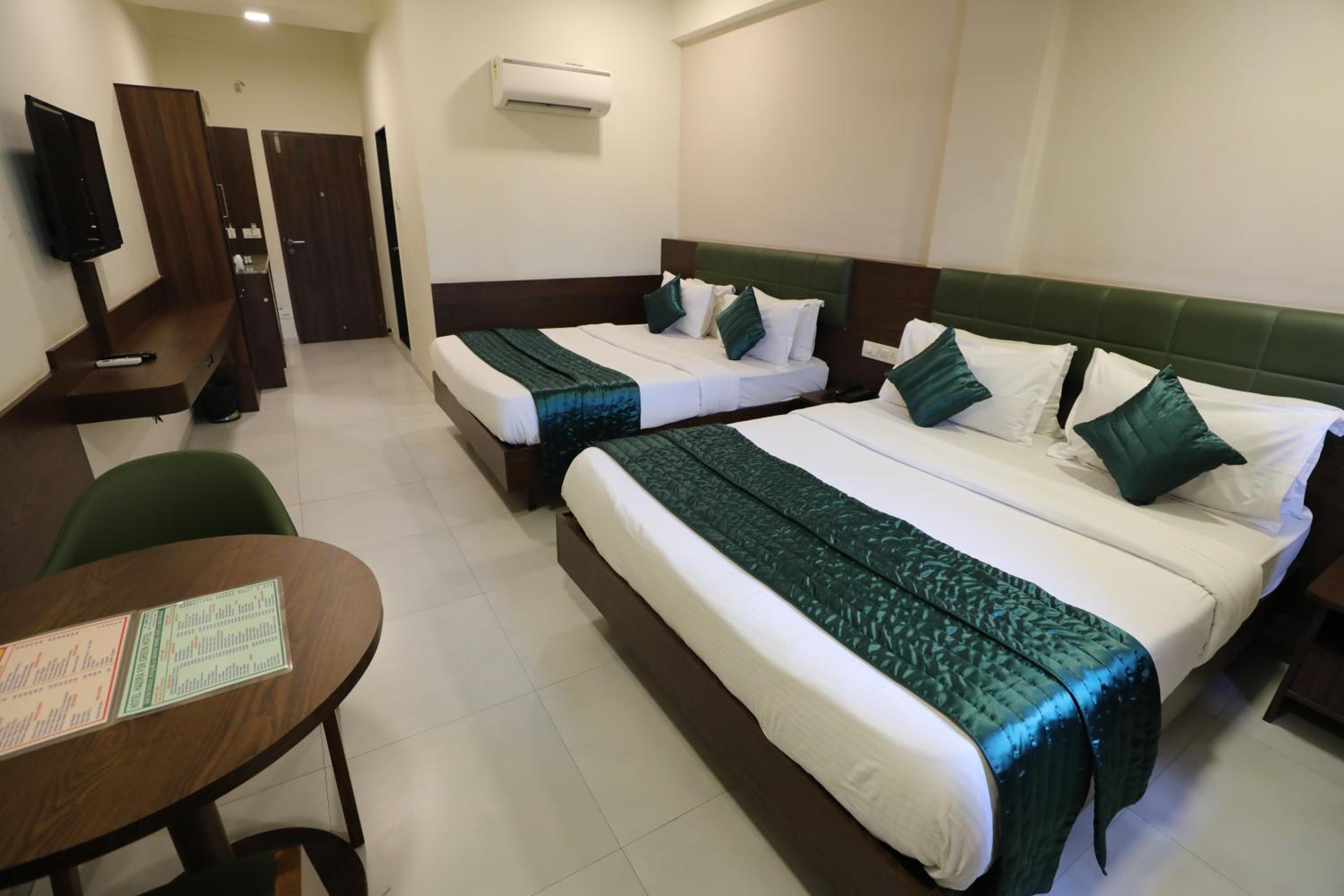 Deluxe Triple Room - Photo 11