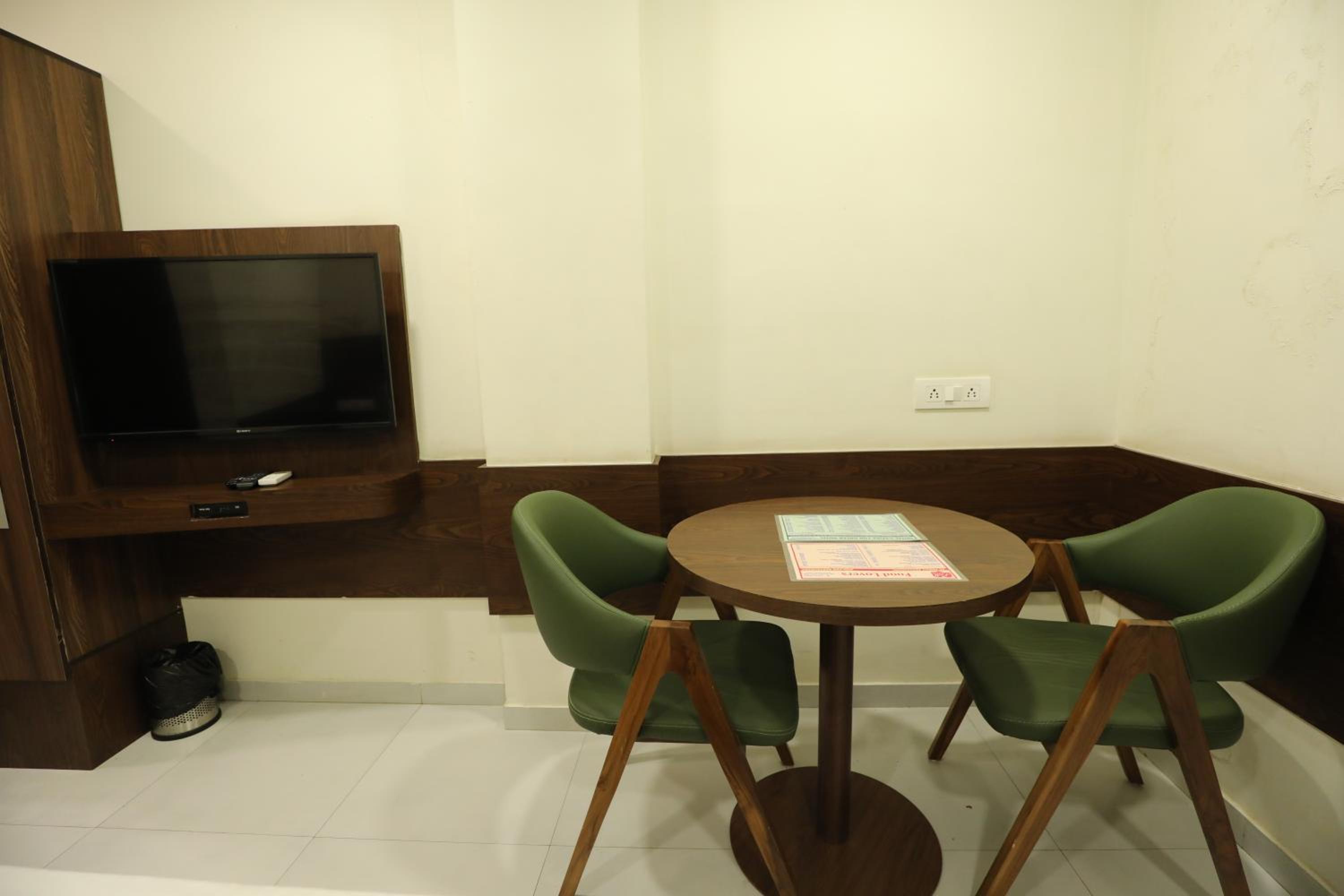 Deluxe Triple Room - Photo 16
