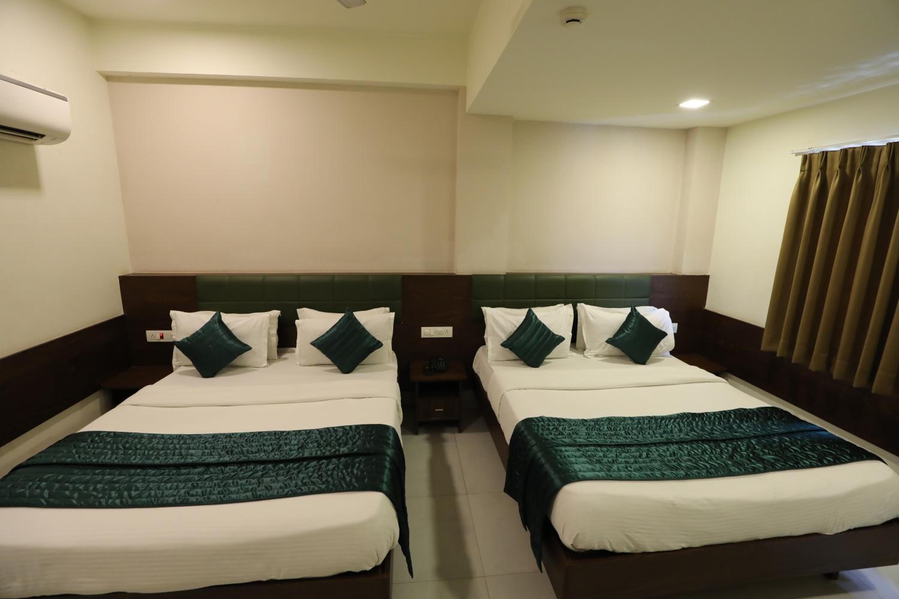 Deluxe Triple Room - Photo 9