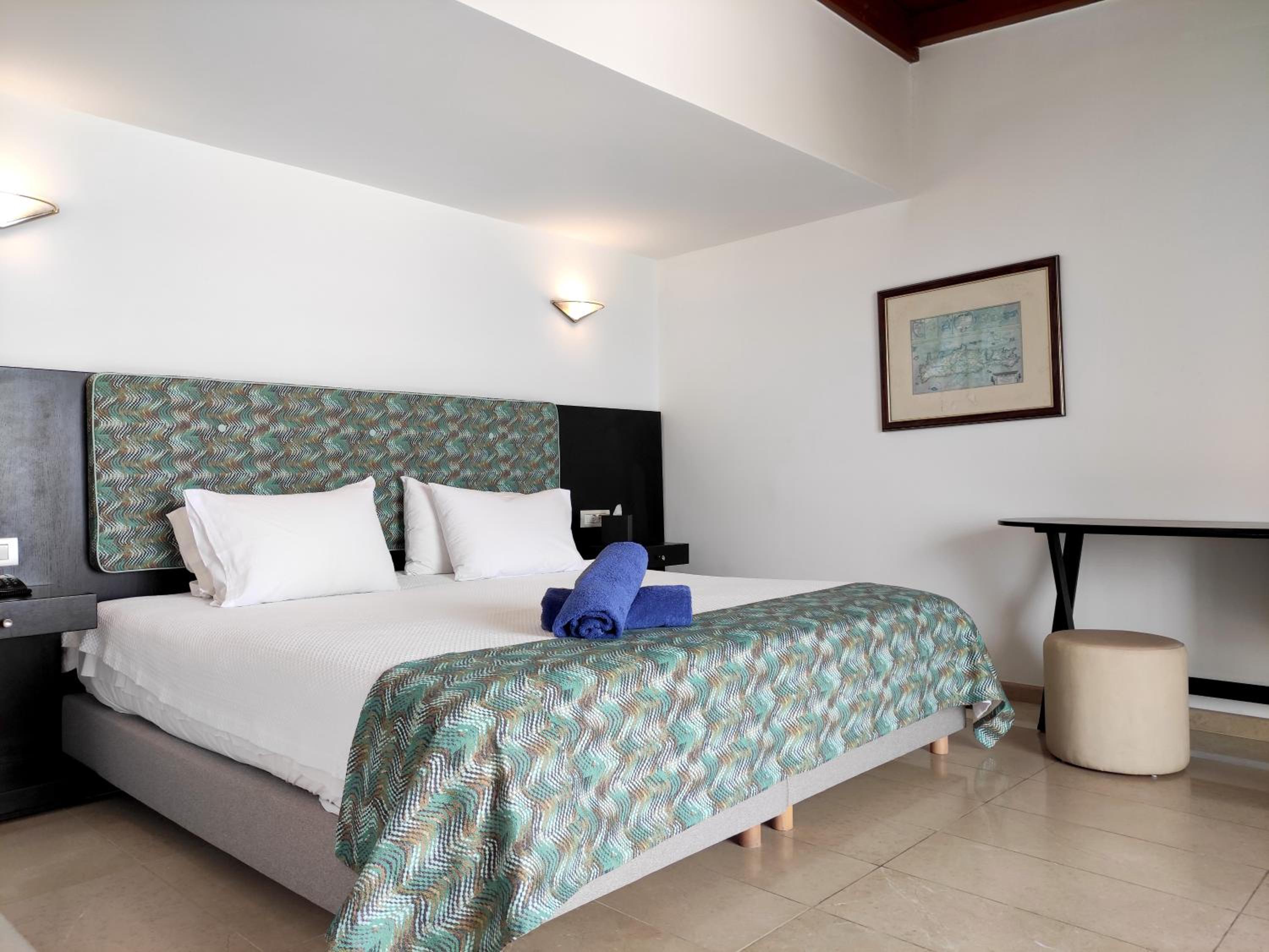 Suite with Side Sea View