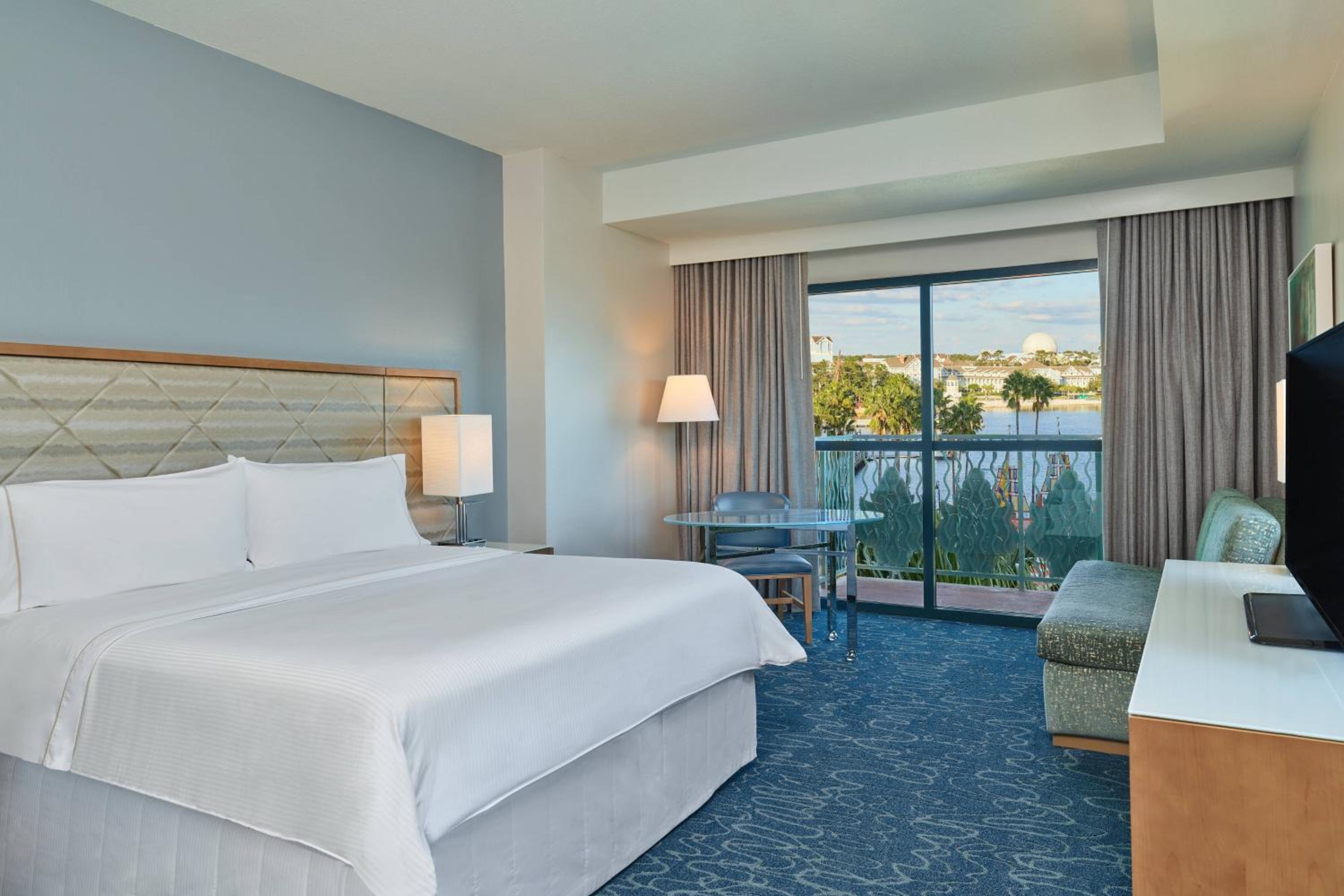 Guest Room with One King Bed and Balcony (Non Smoking) - Photo 4