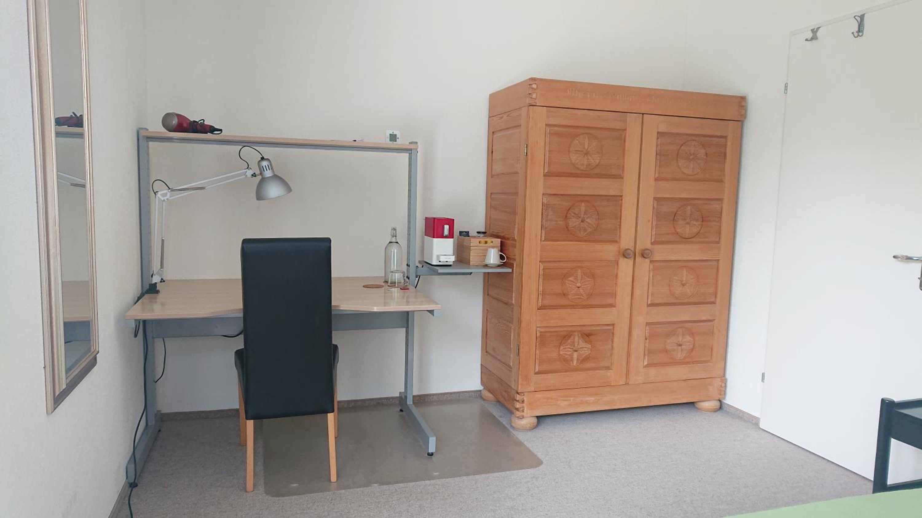 Queen Room with Shared Bathroom photo 3