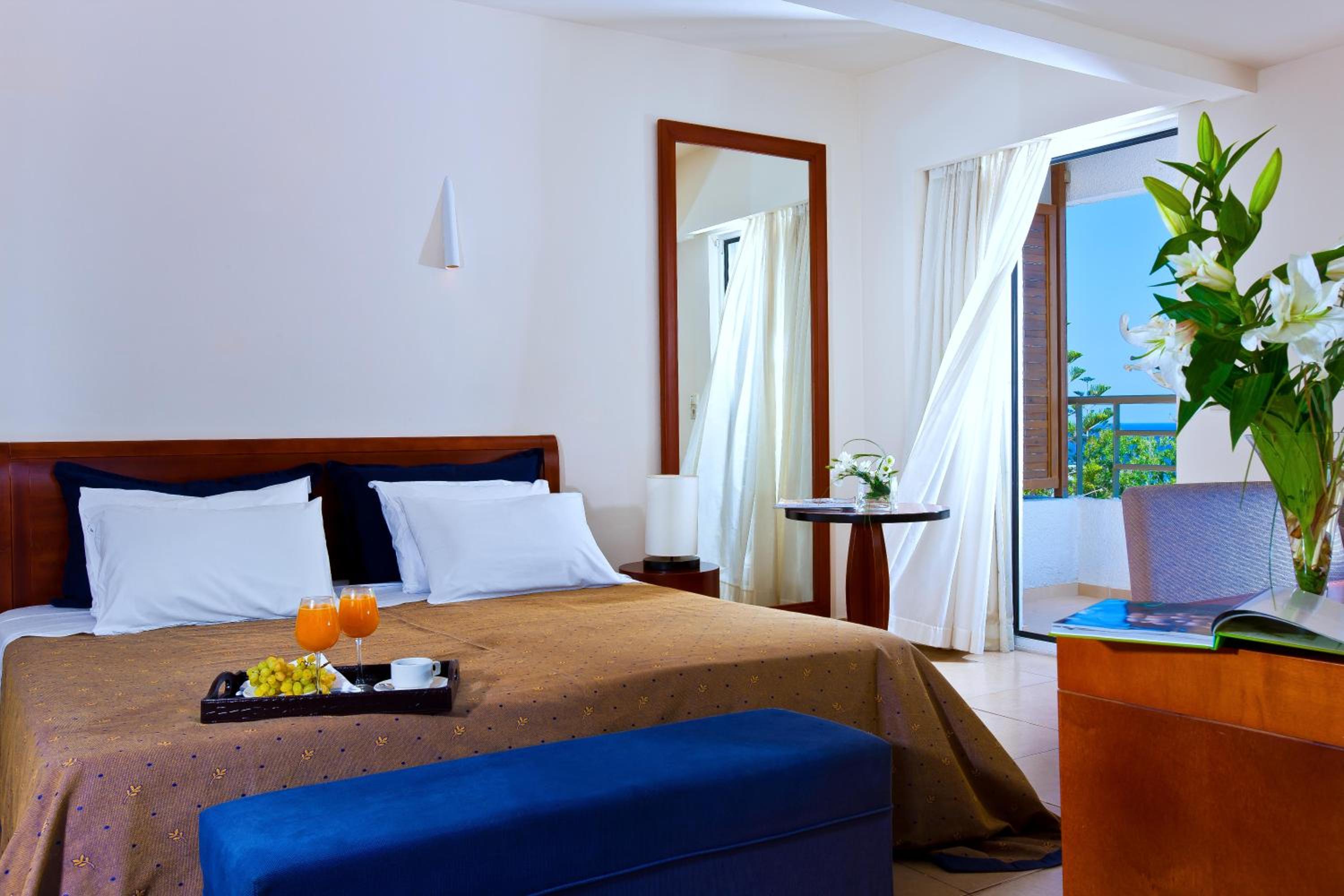 Executive Room with Side Sea View photo 2