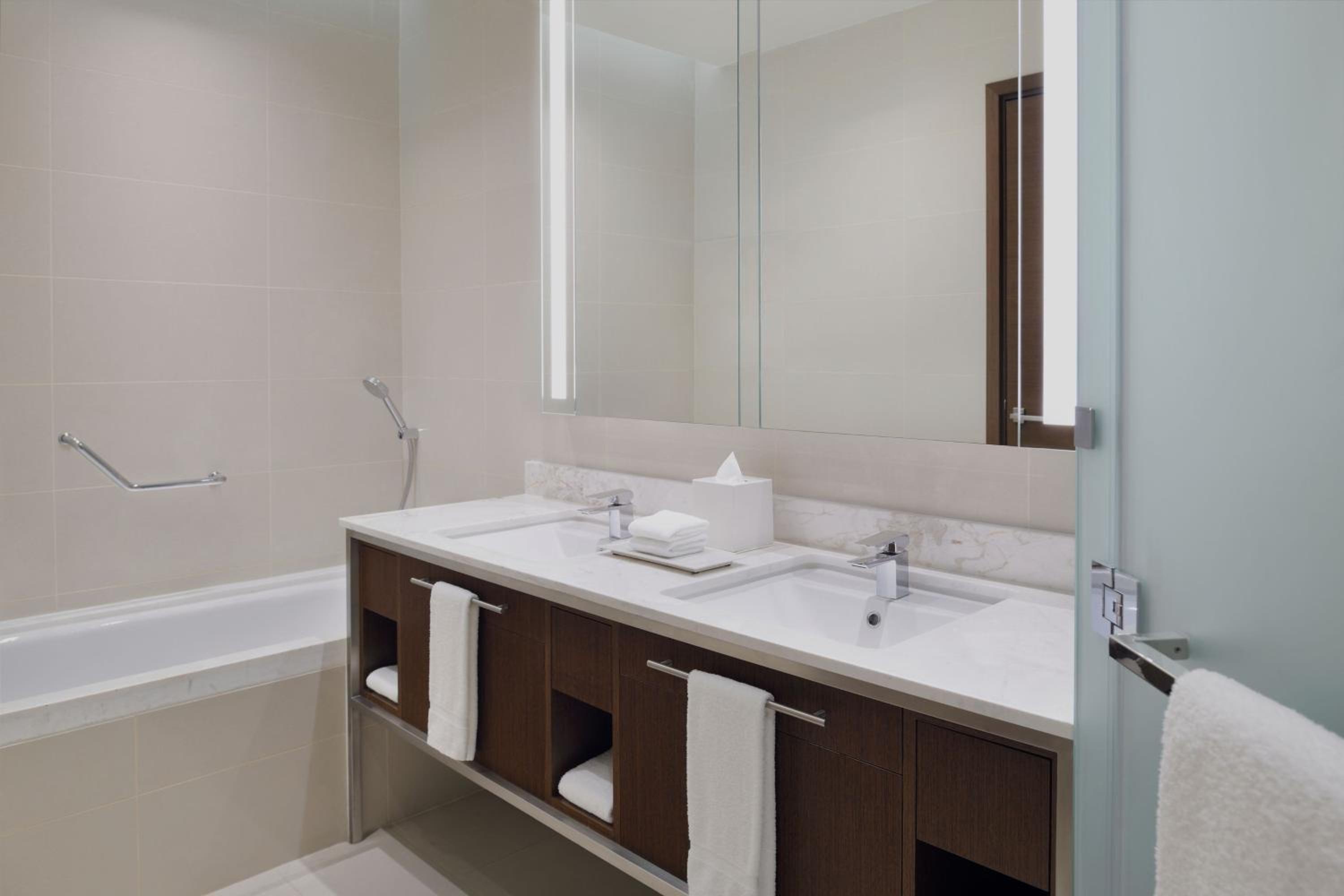 One-Bedroom Suite, Partial Sea View, Executive Lounge and Beach Access photo 3