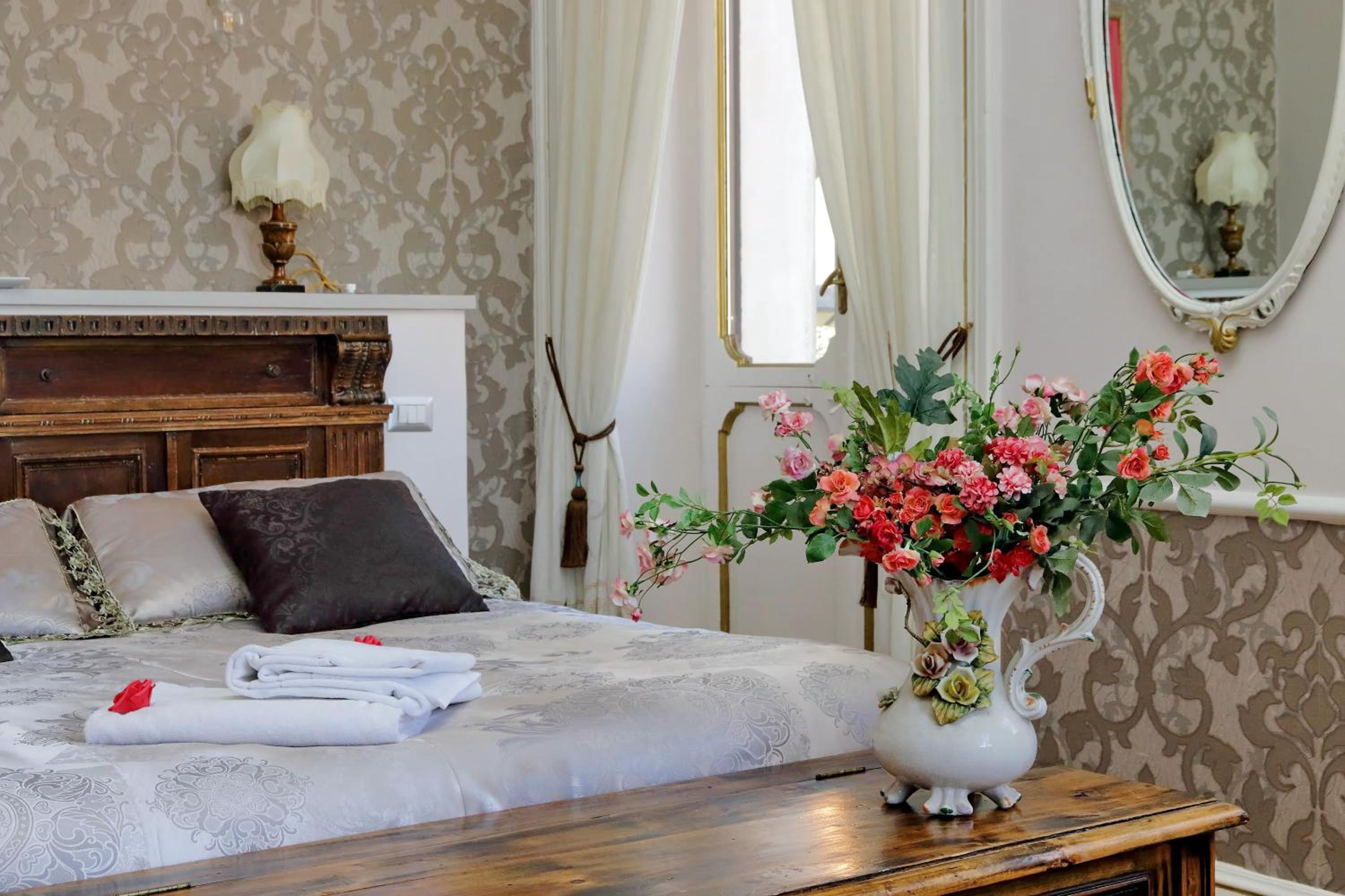Deluxe Double or Twin Room with City View photo 2