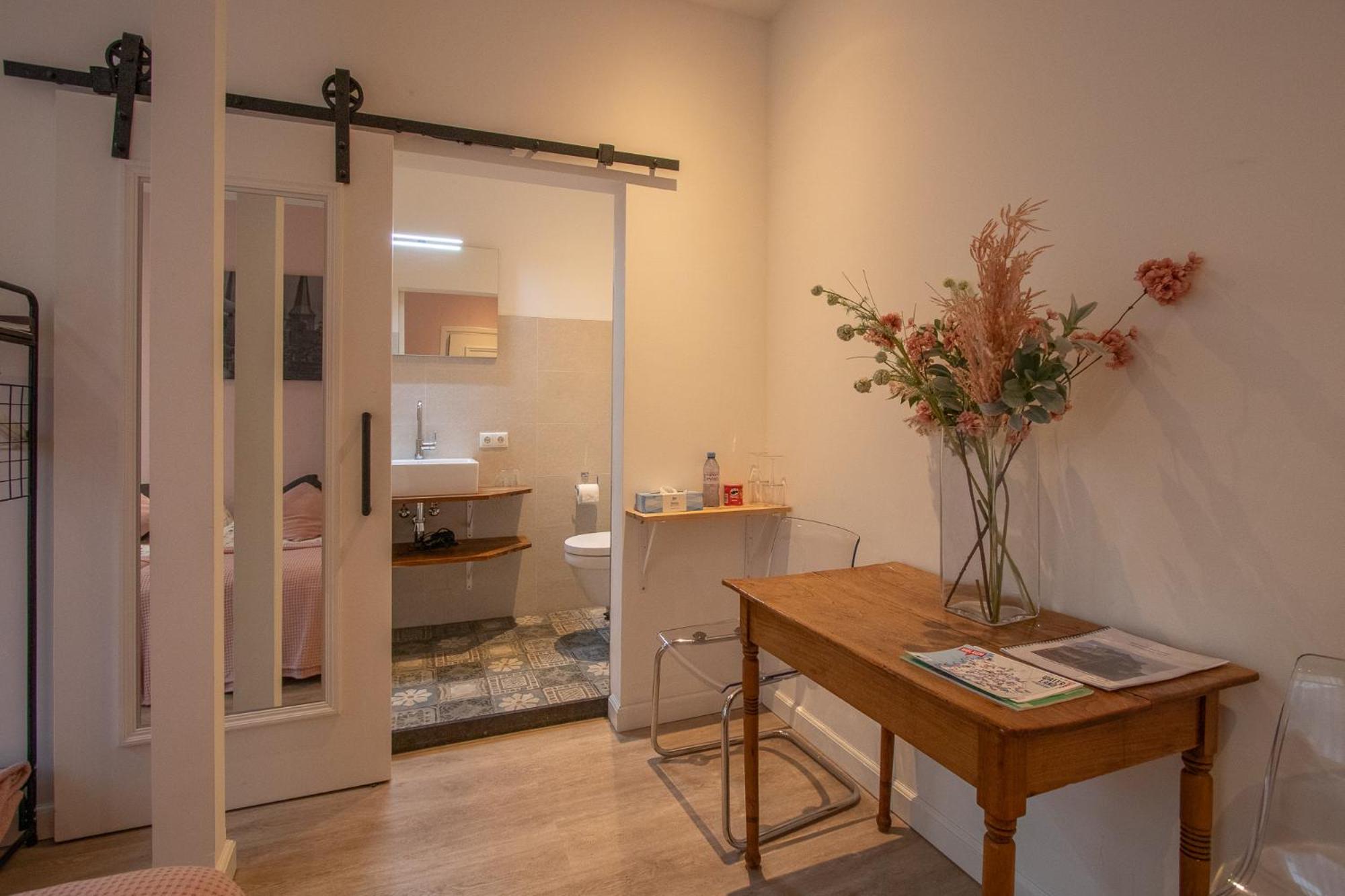 Deluxe Double Room with Shower photo 2