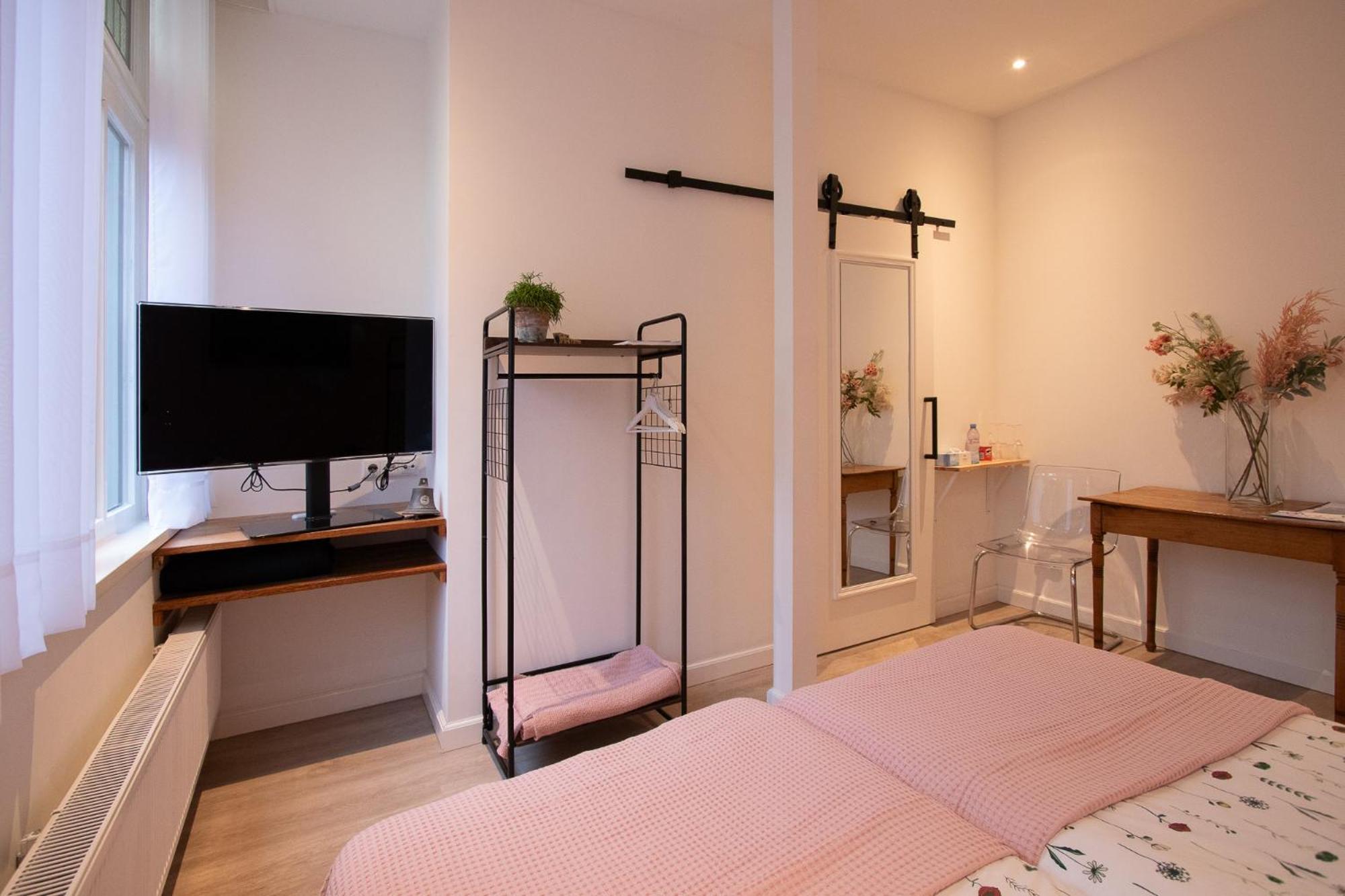 Deluxe Double Room with Shower photo 3