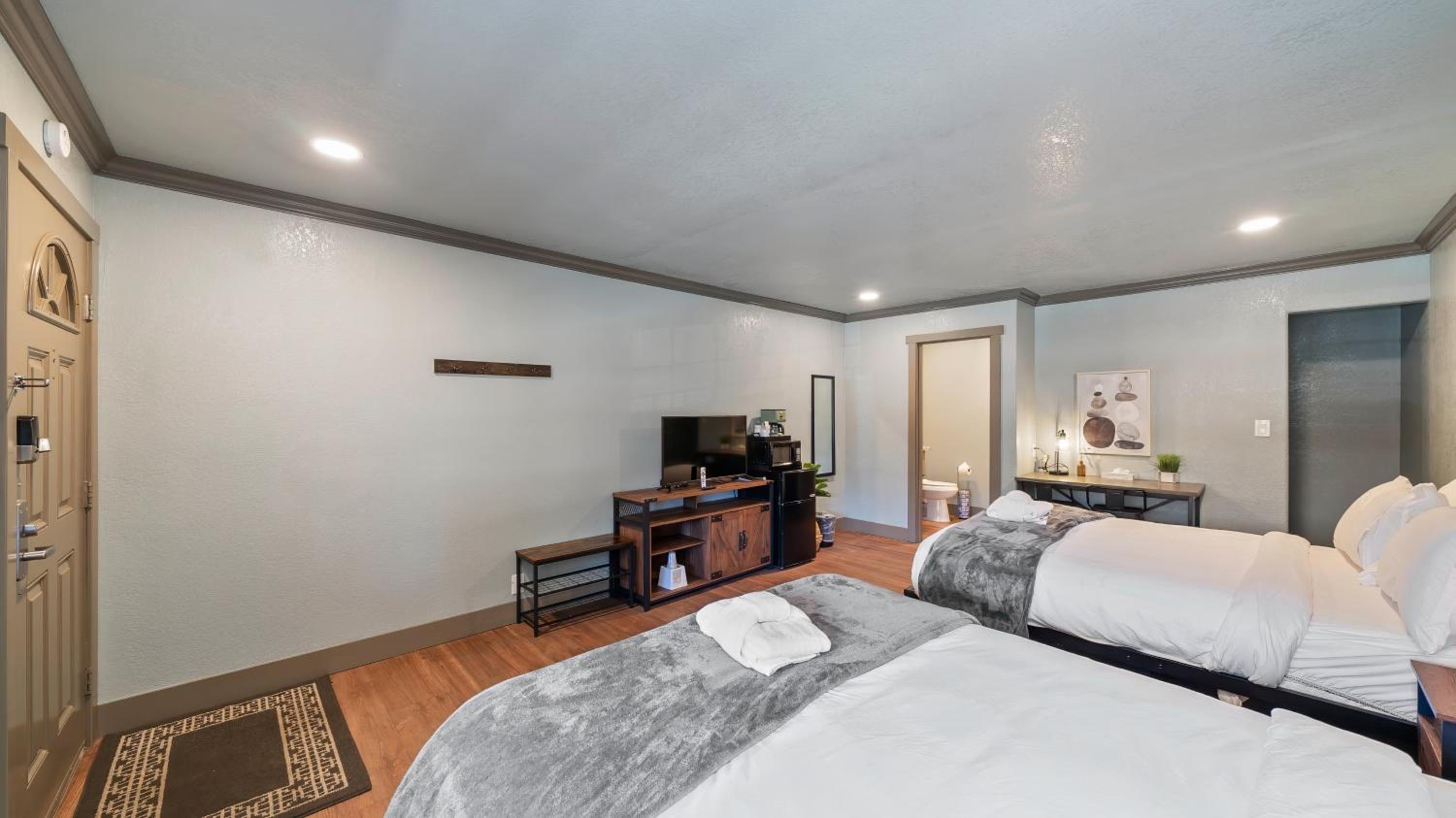 Deluxe Queen Room - Photo 11