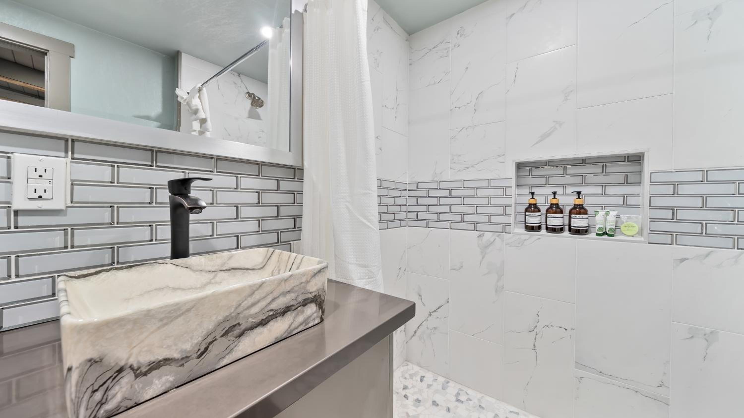King Room with Spa Bath - Photo 3