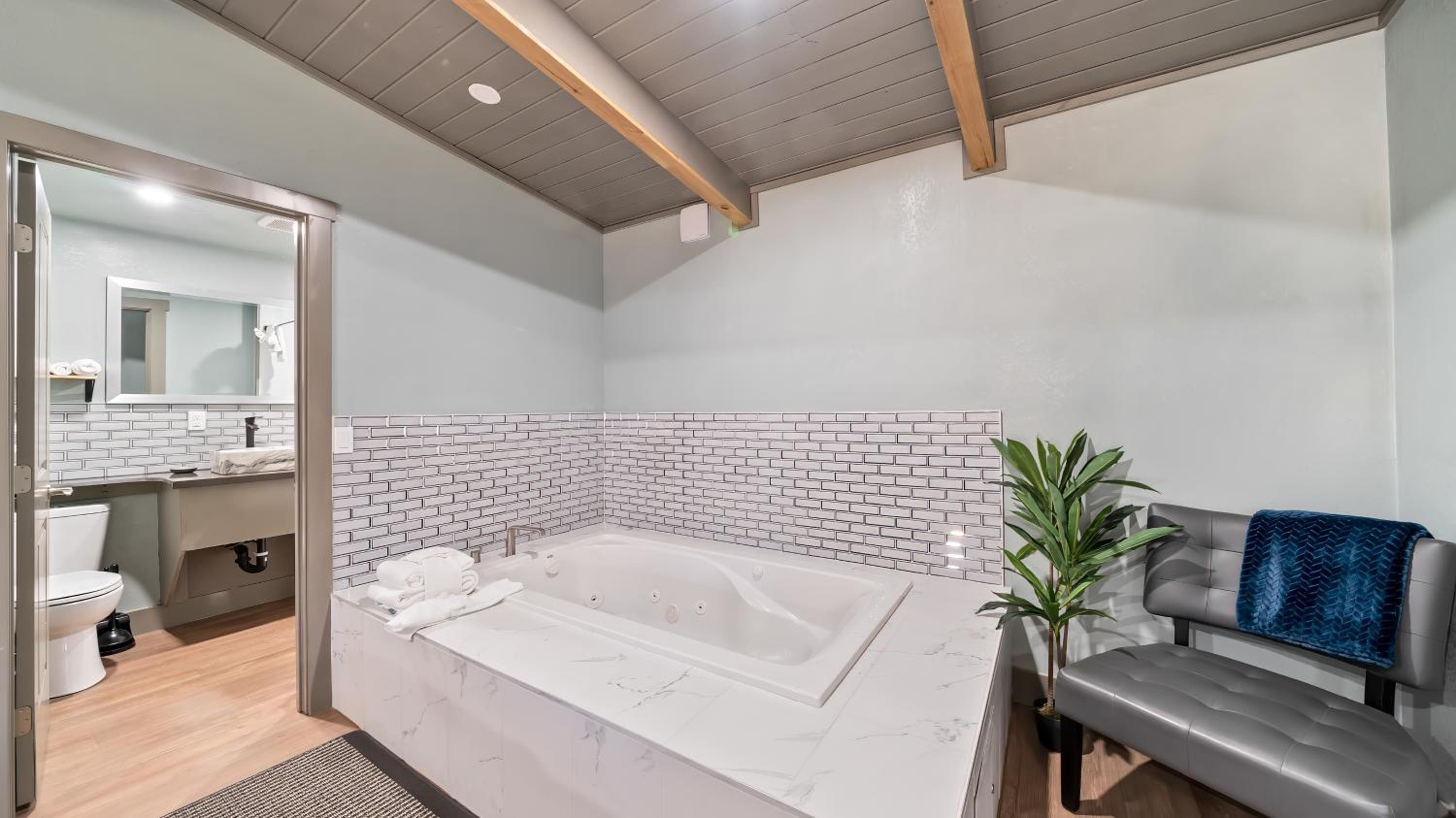 King Room with Spa Bath - Photo 14