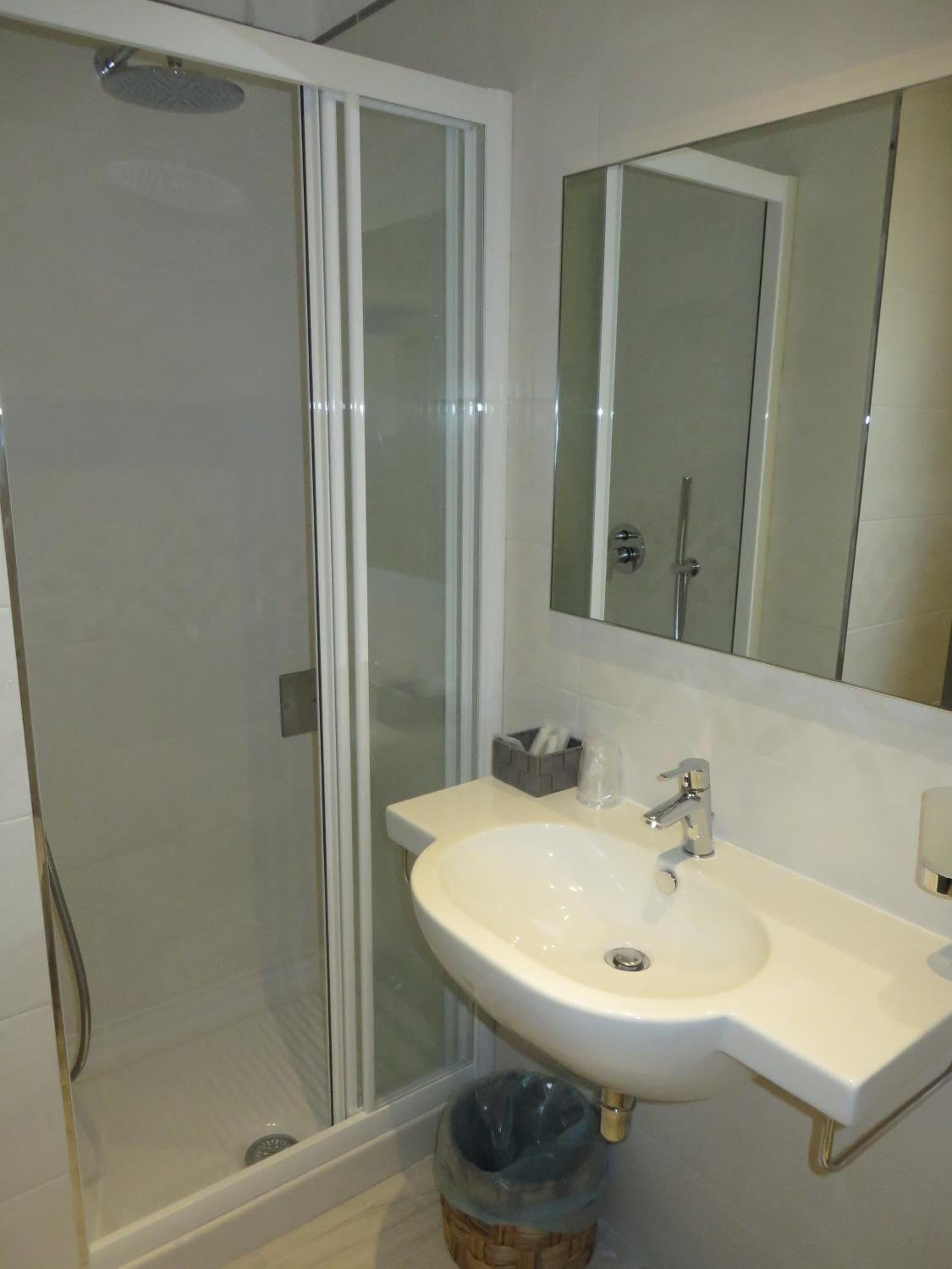Double or Twin Room with Sea View - Photo 6