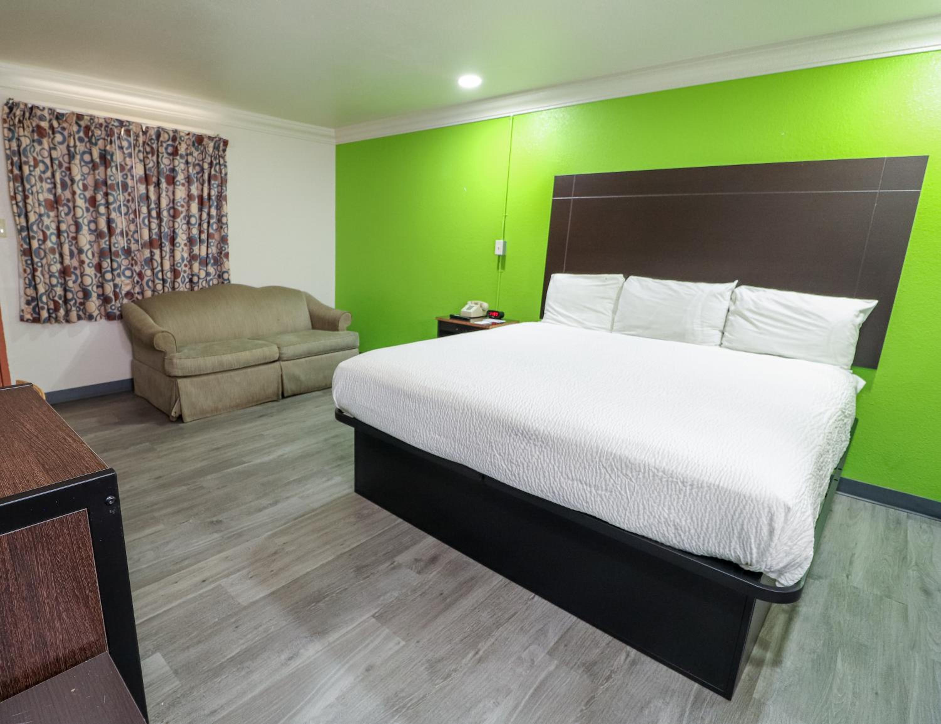 King Room - Non-Smoking - Photo 3