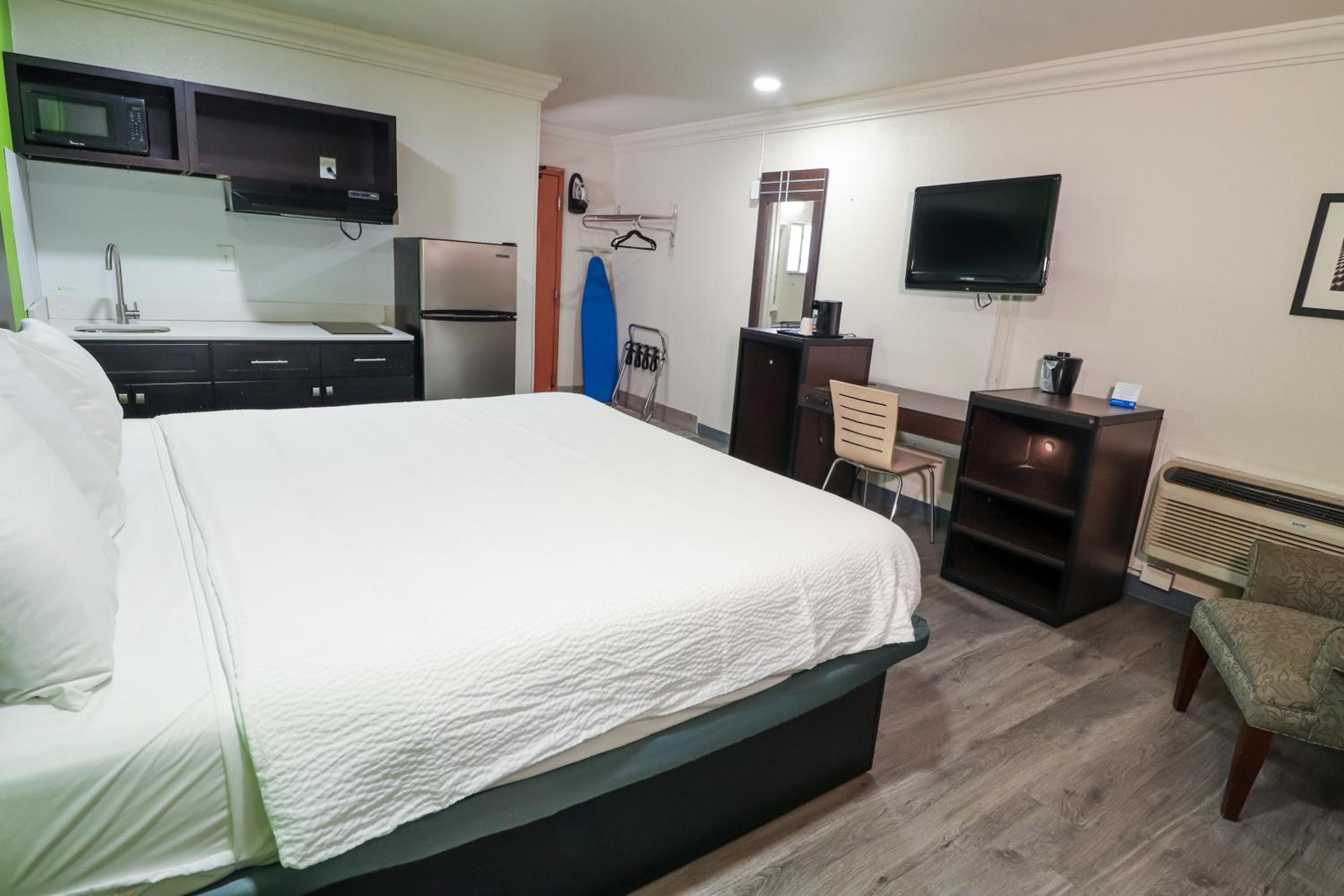 King Room - Non-Smoking - Photo 5