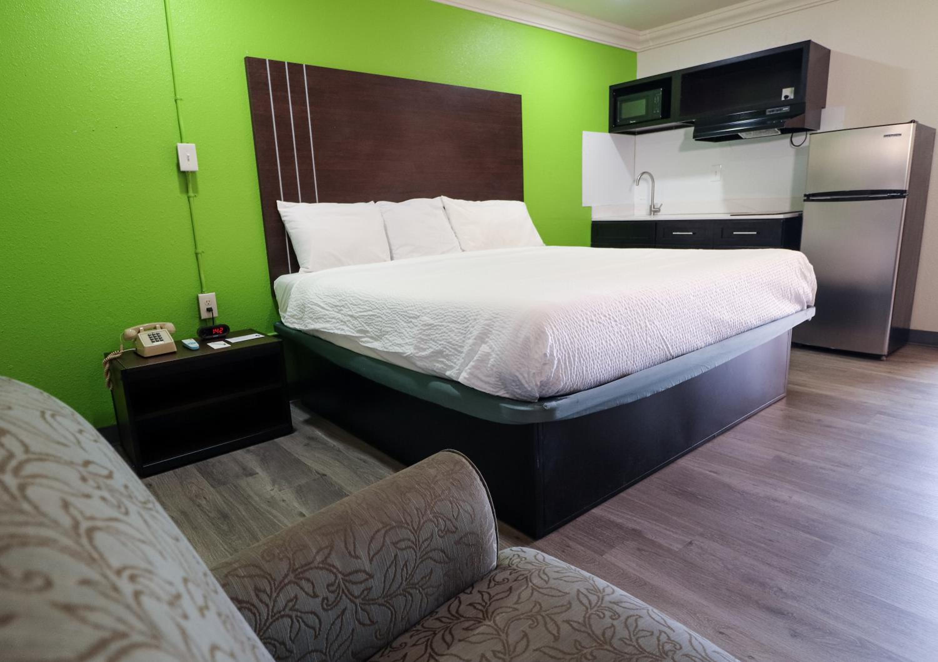 King Room - Non-Smoking - Photo 7
