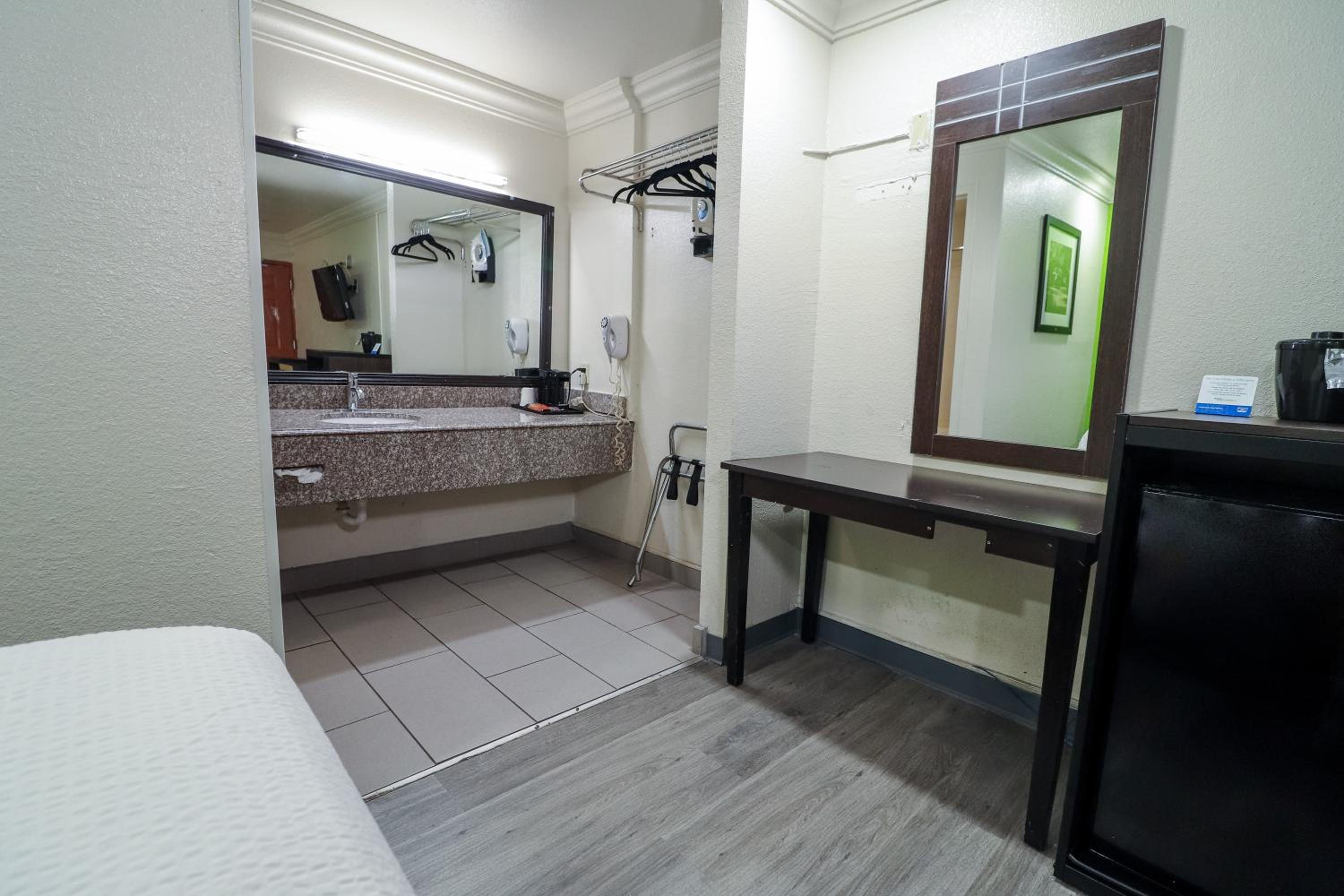 King Room - Non-Smoking - Photo 2