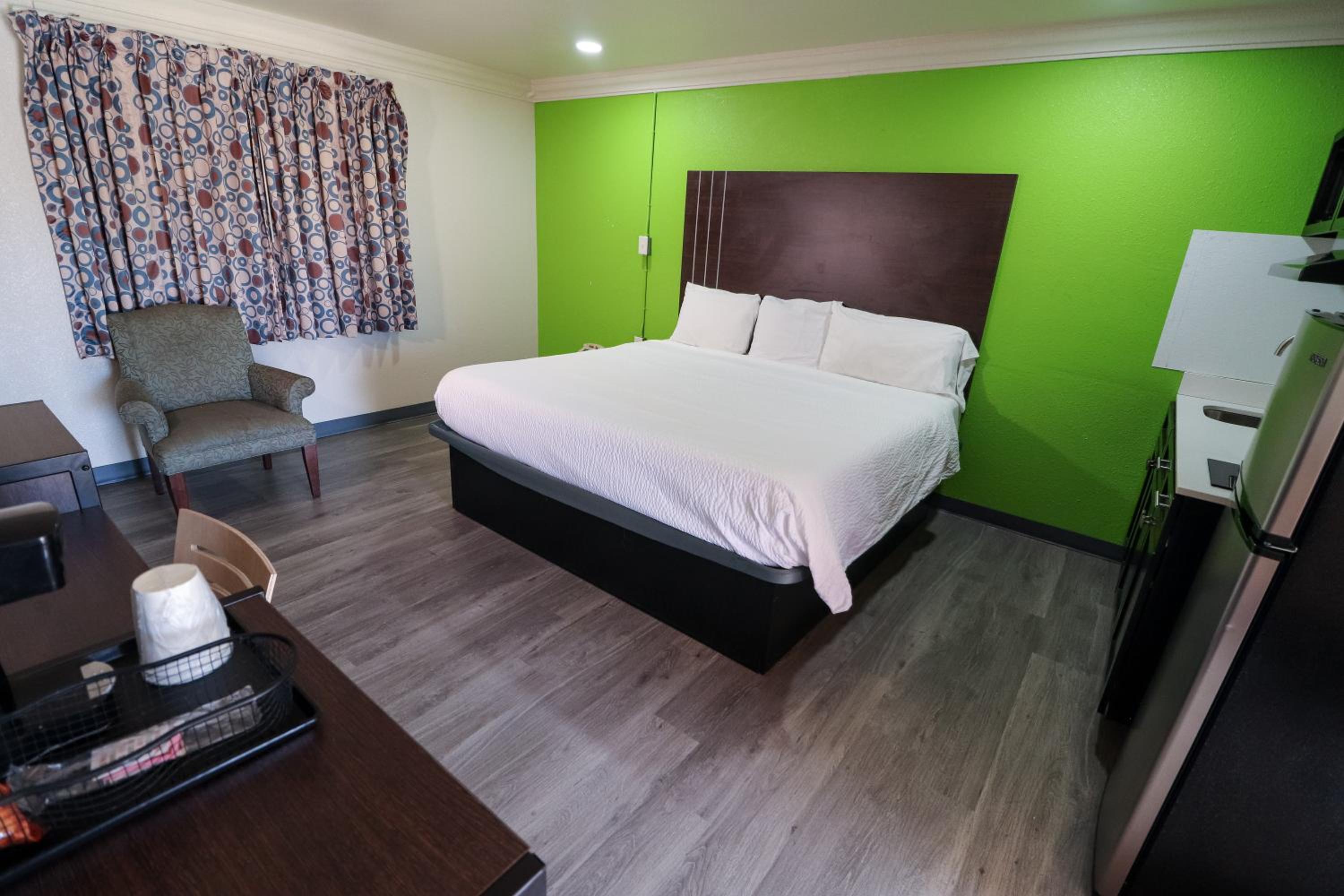 King Room - Non-Smoking - Photo 1