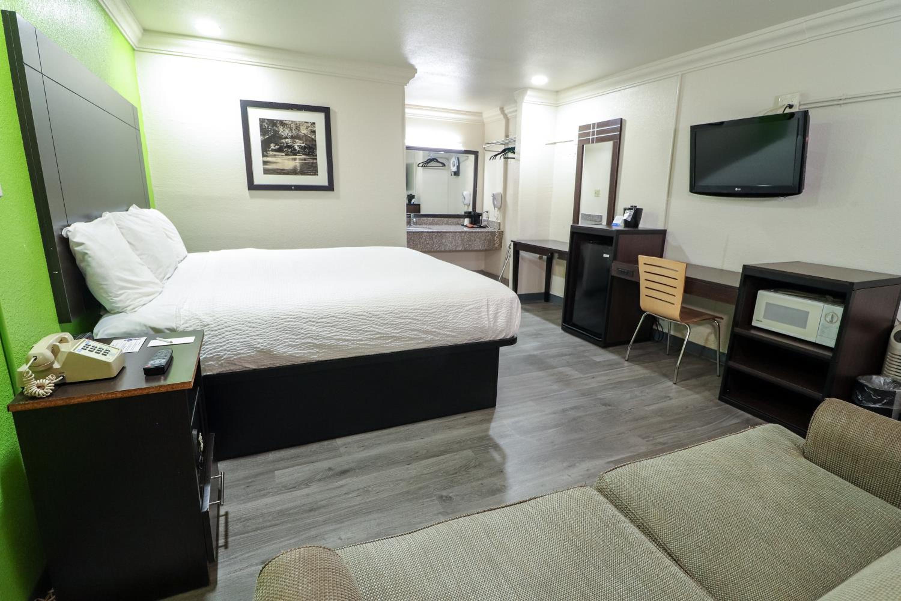 King Room - Non-Smoking - Photo 8