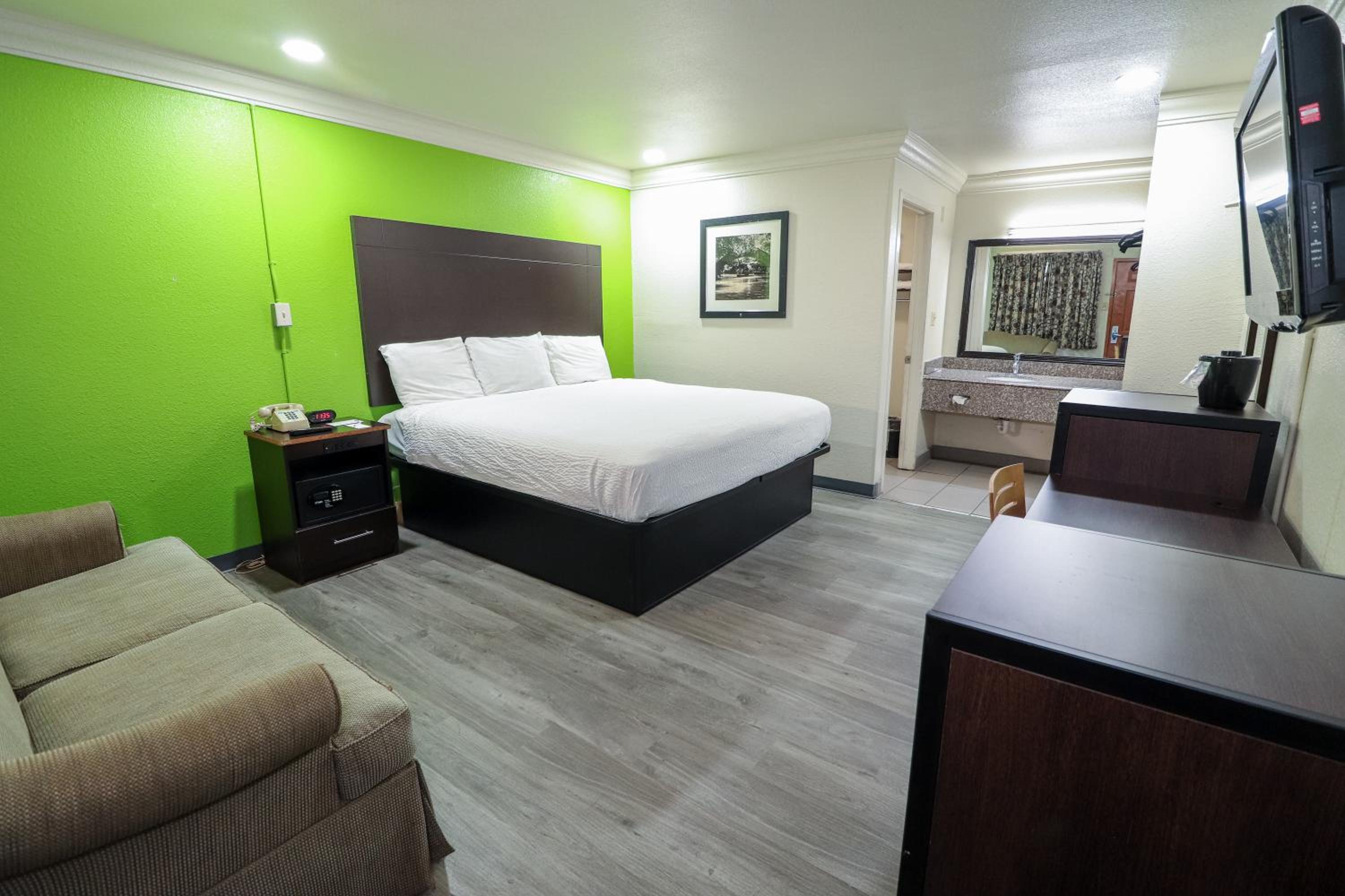 King Room - Non-Smoking - Photo 9