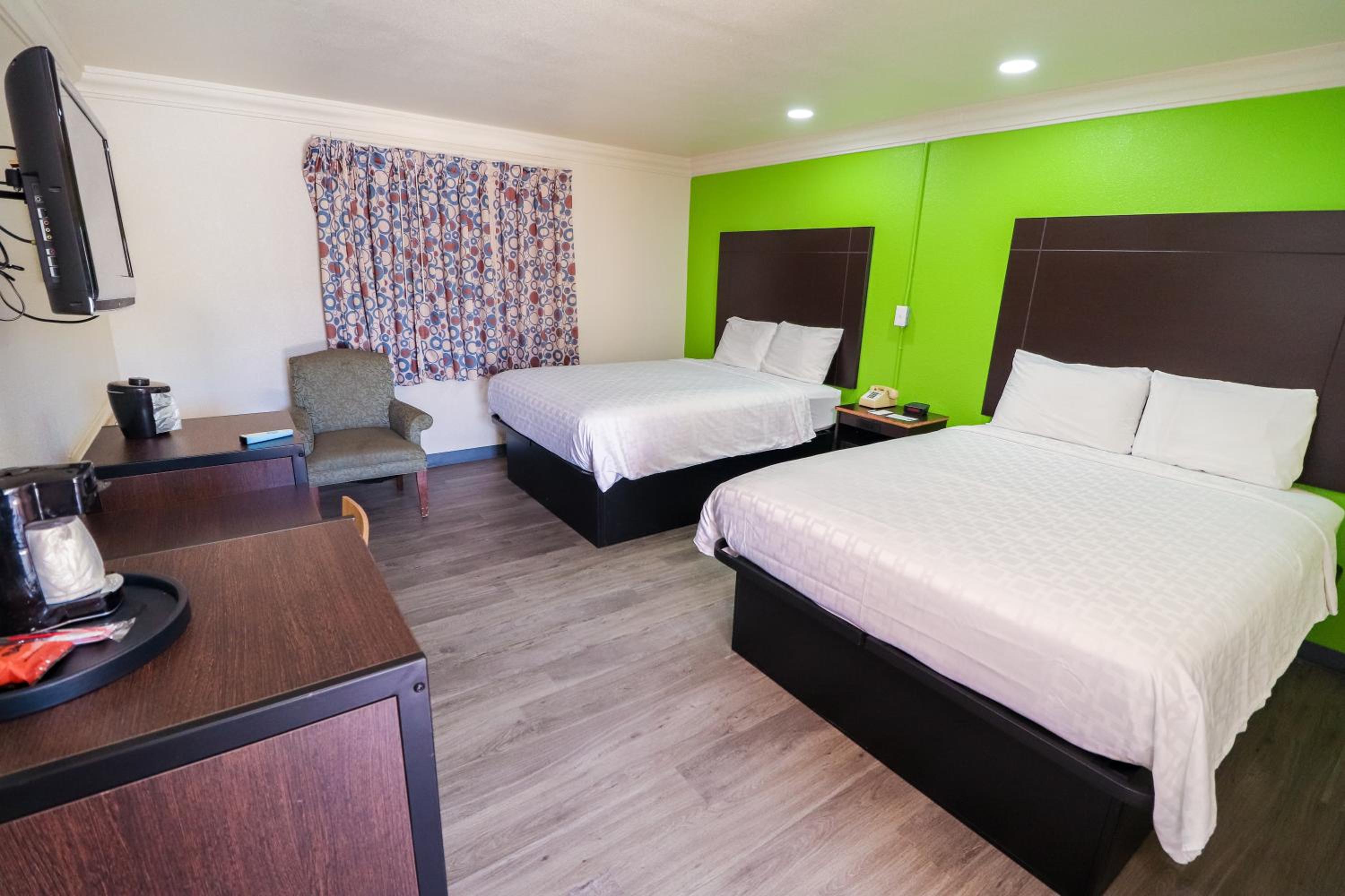 Queen Room with Two Queen Beds - Non-Smoking - Photo 2