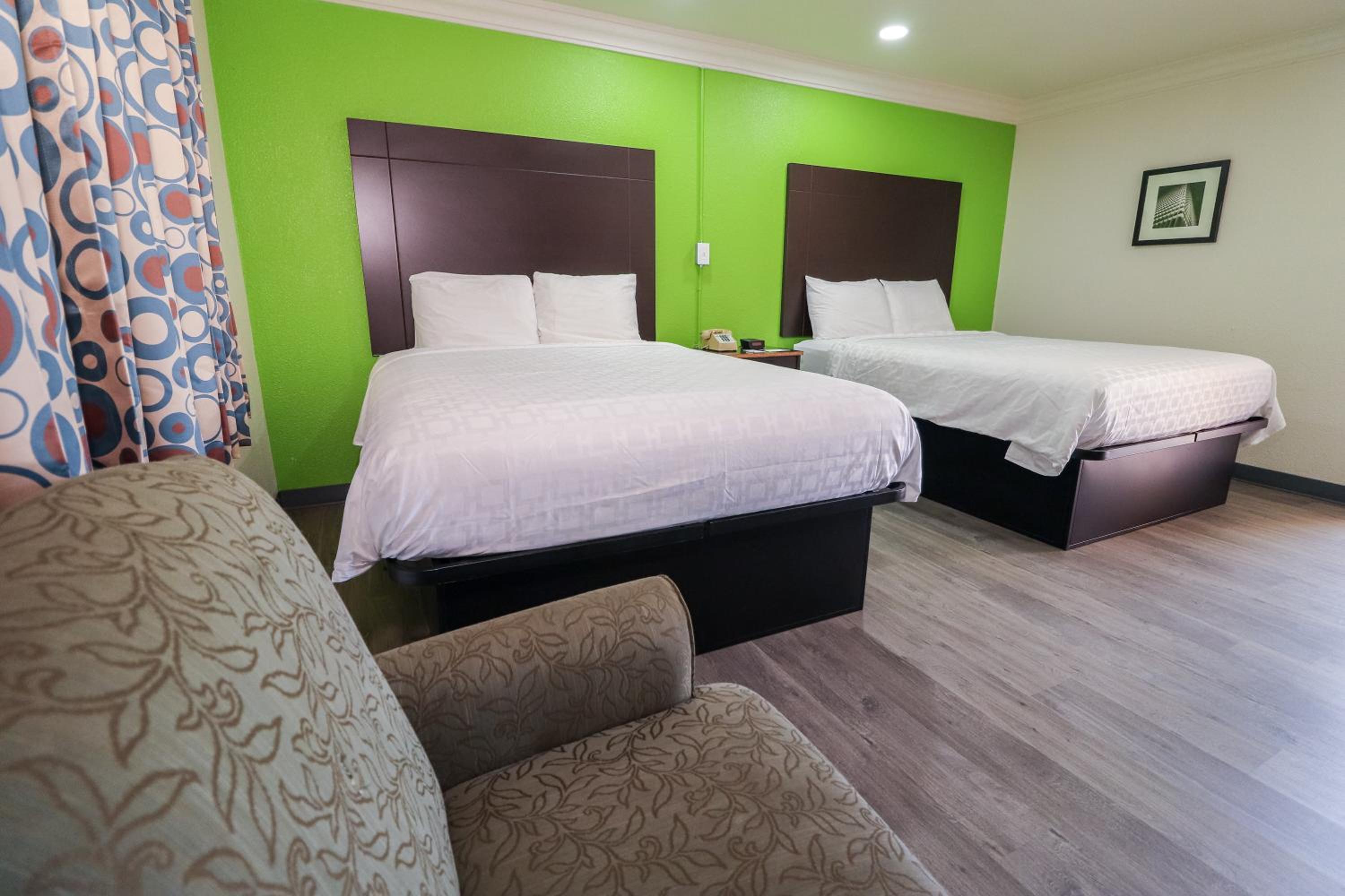 Queen Room with Two Queen Beds - Non-Smoking - Photo 3