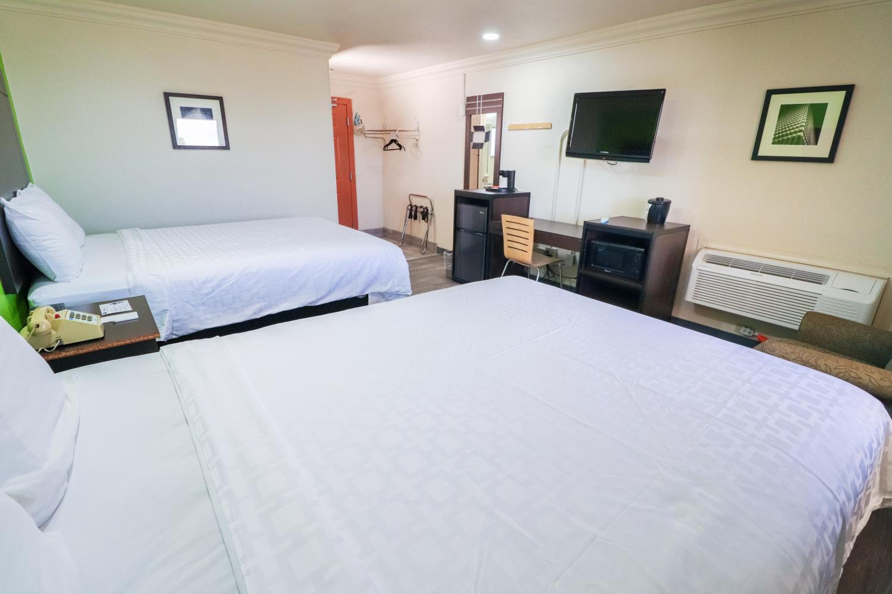 Queen Room with Two Queen Beds - Non-Smoking - Photo 22