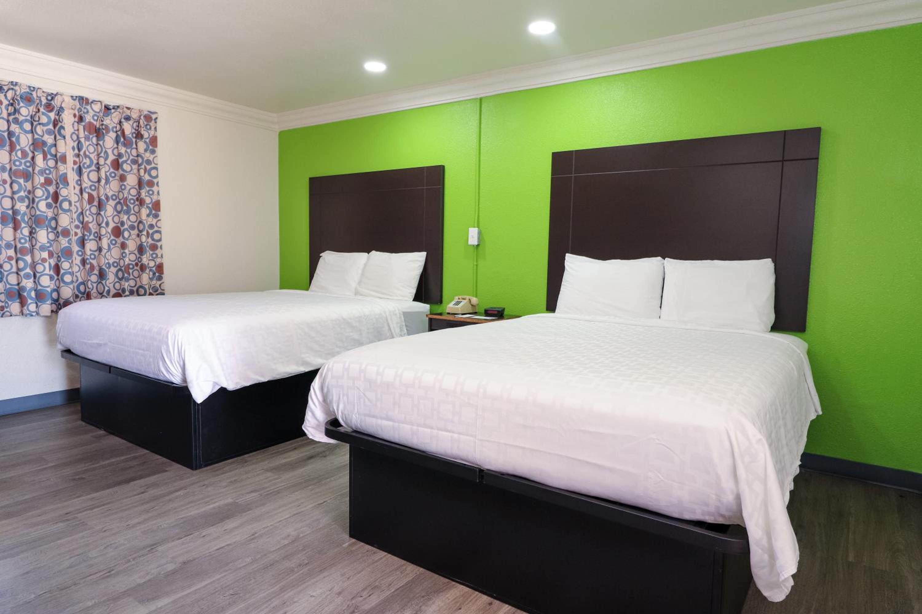 Queen Room with Two Queen Beds - Non-Smoking - Photo 21