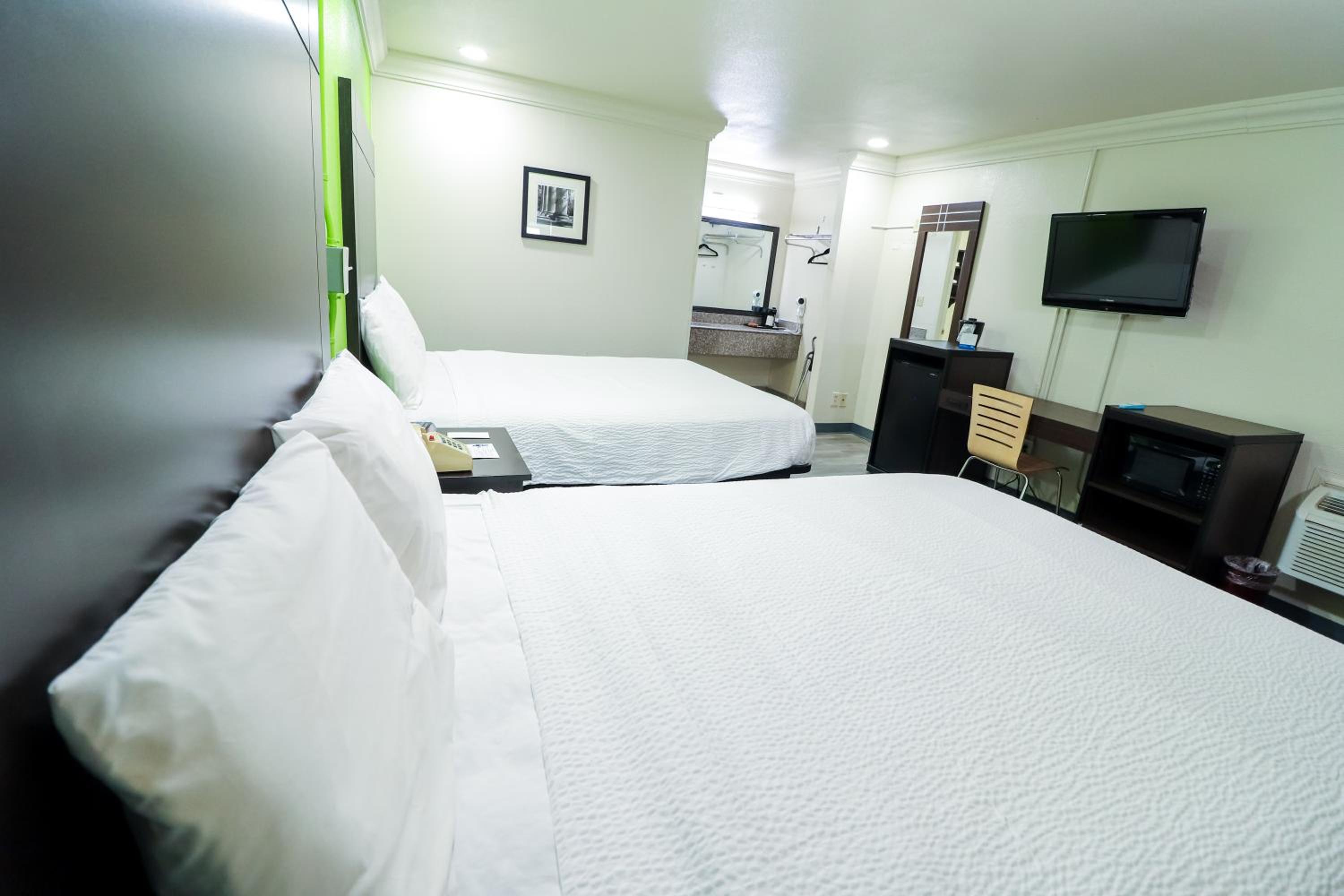 Queen Room with Two Queen Beds - Non-Smoking - Photo 9