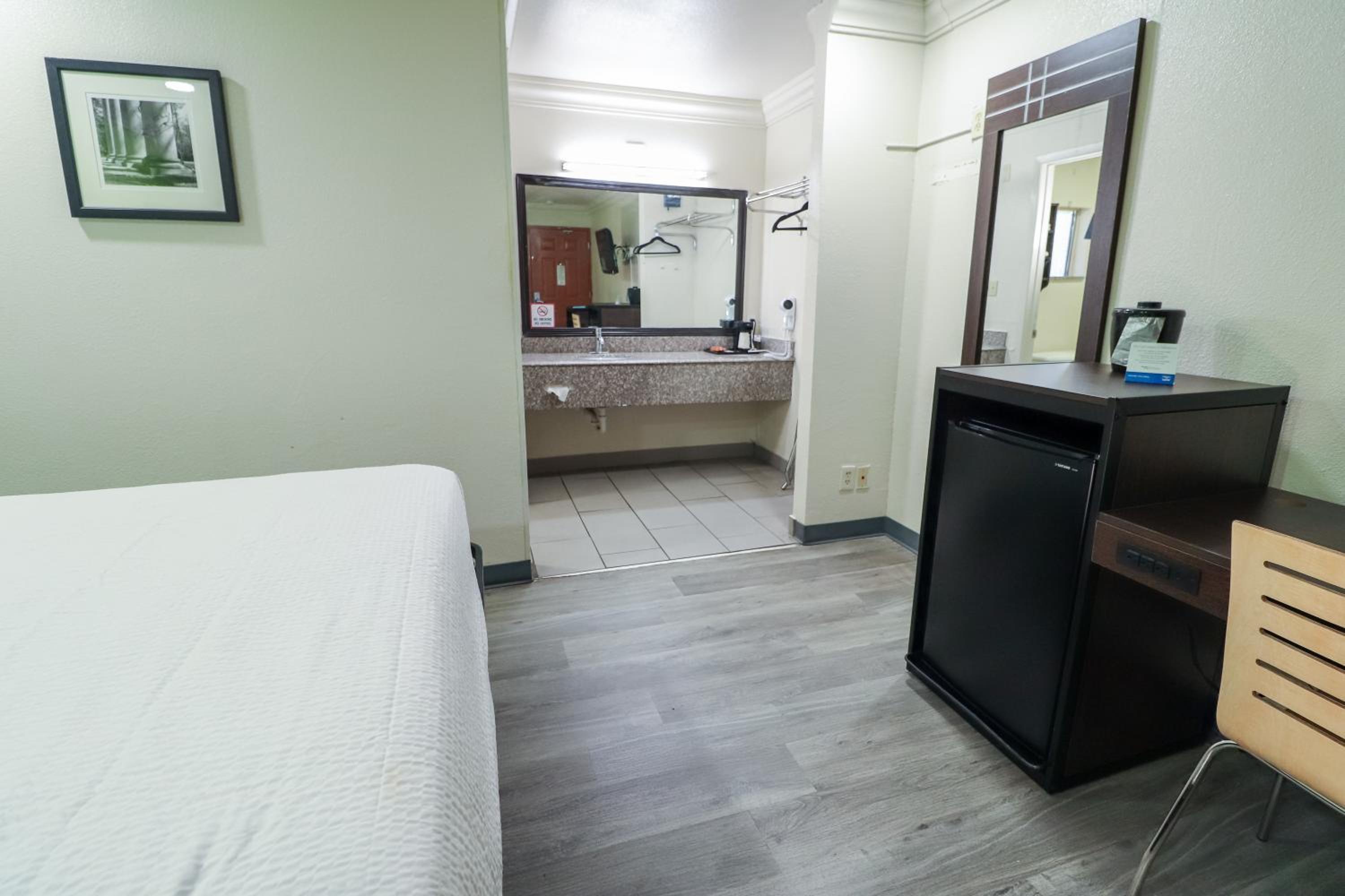 Queen Room with Two Queen Beds - Non-Smoking - Photo 10