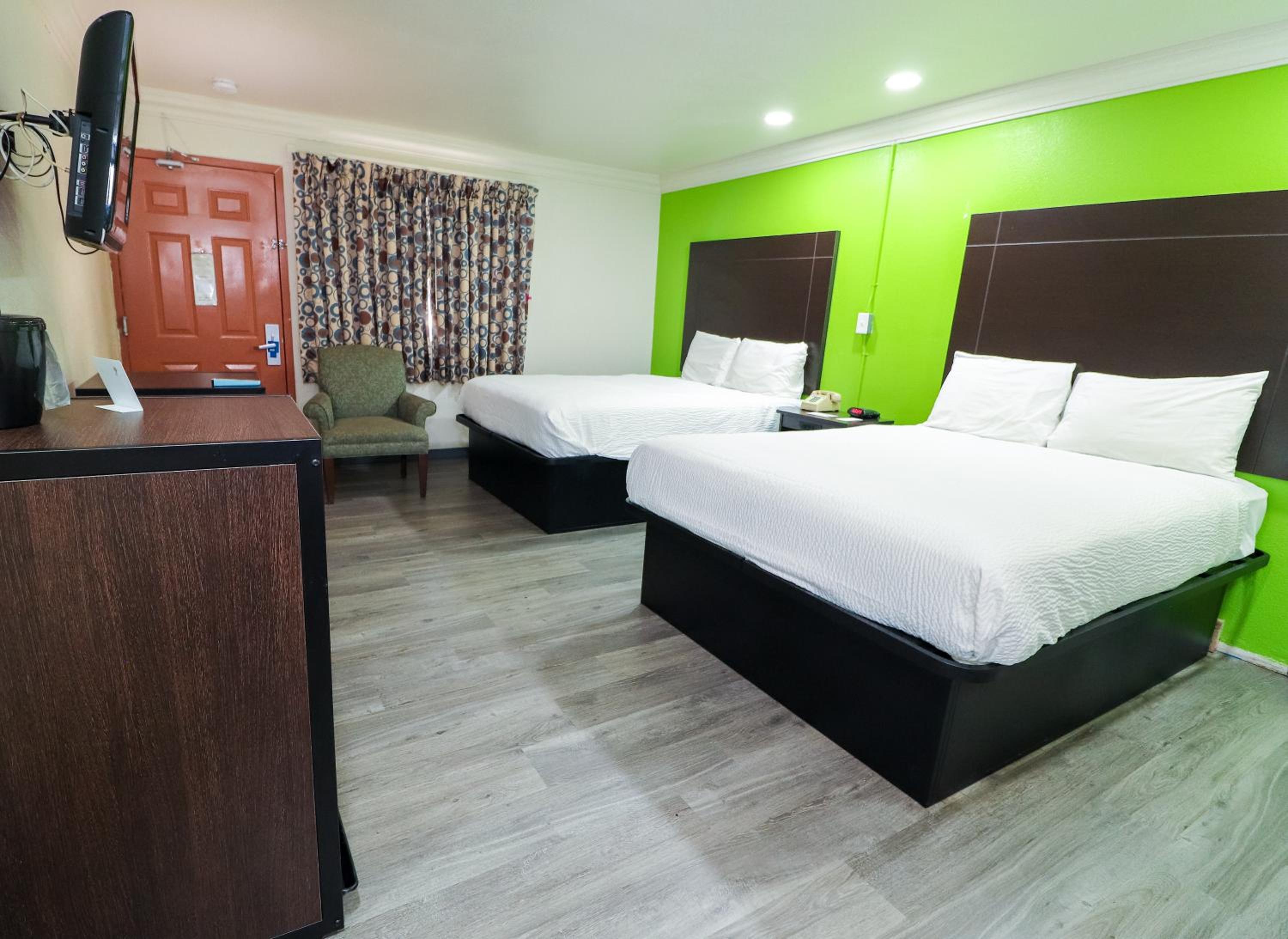 Queen Room with Two Queen Beds - Non-Smoking - Photo 23