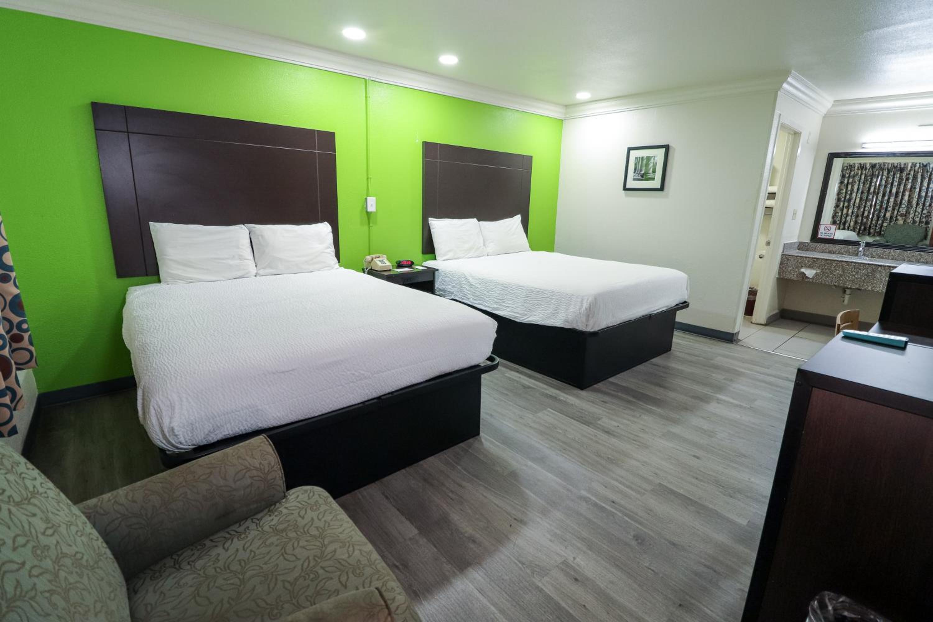 Queen Room with Two Queen Beds - Non-Smoking - Photo 24