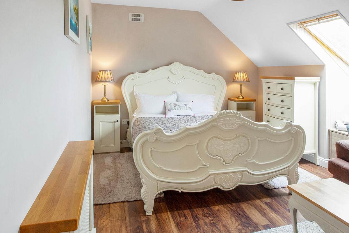Deluxe Double Room (2 Adults + 1 Child) - Photo 4