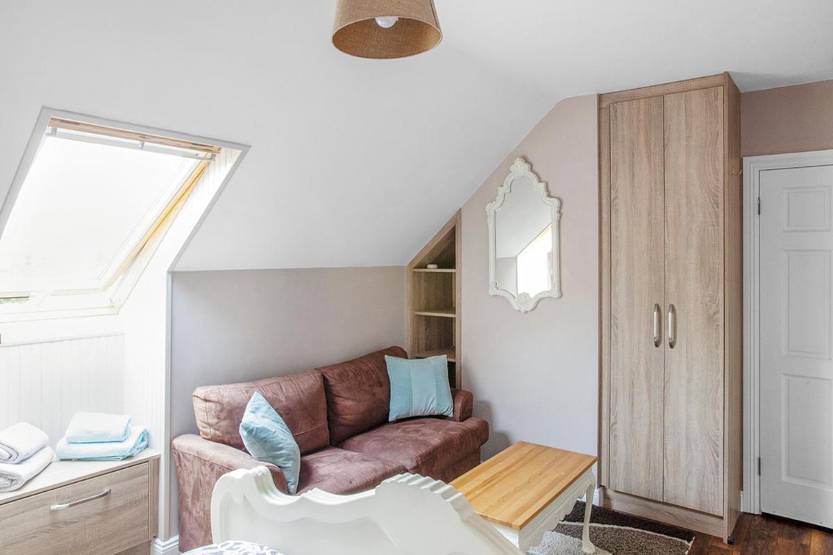 Deluxe Double Room (2 Adults + 1 Child) - Photo 2