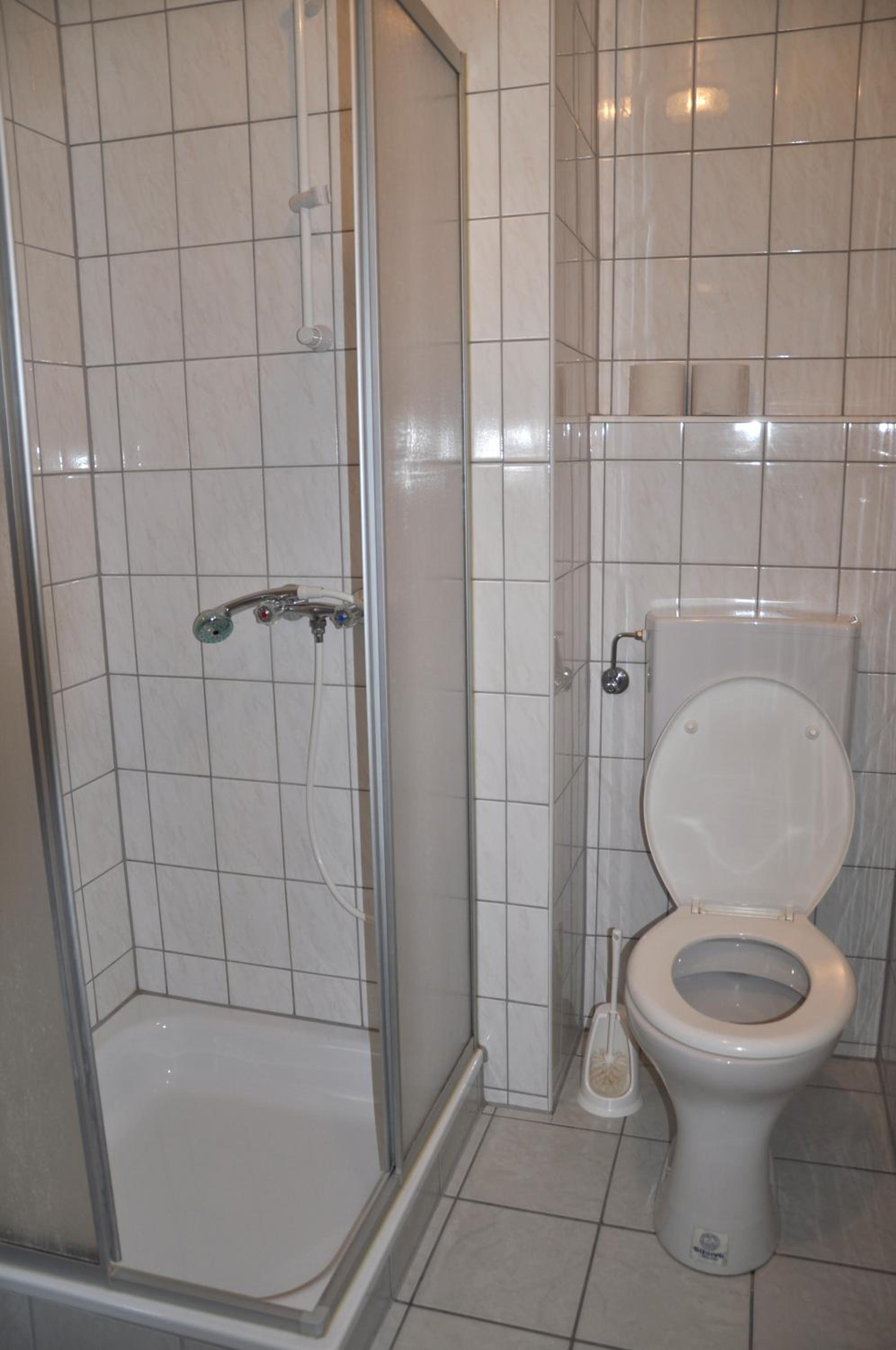 Family Room with Shared Toilet and Shower (4 Adults) photo 2