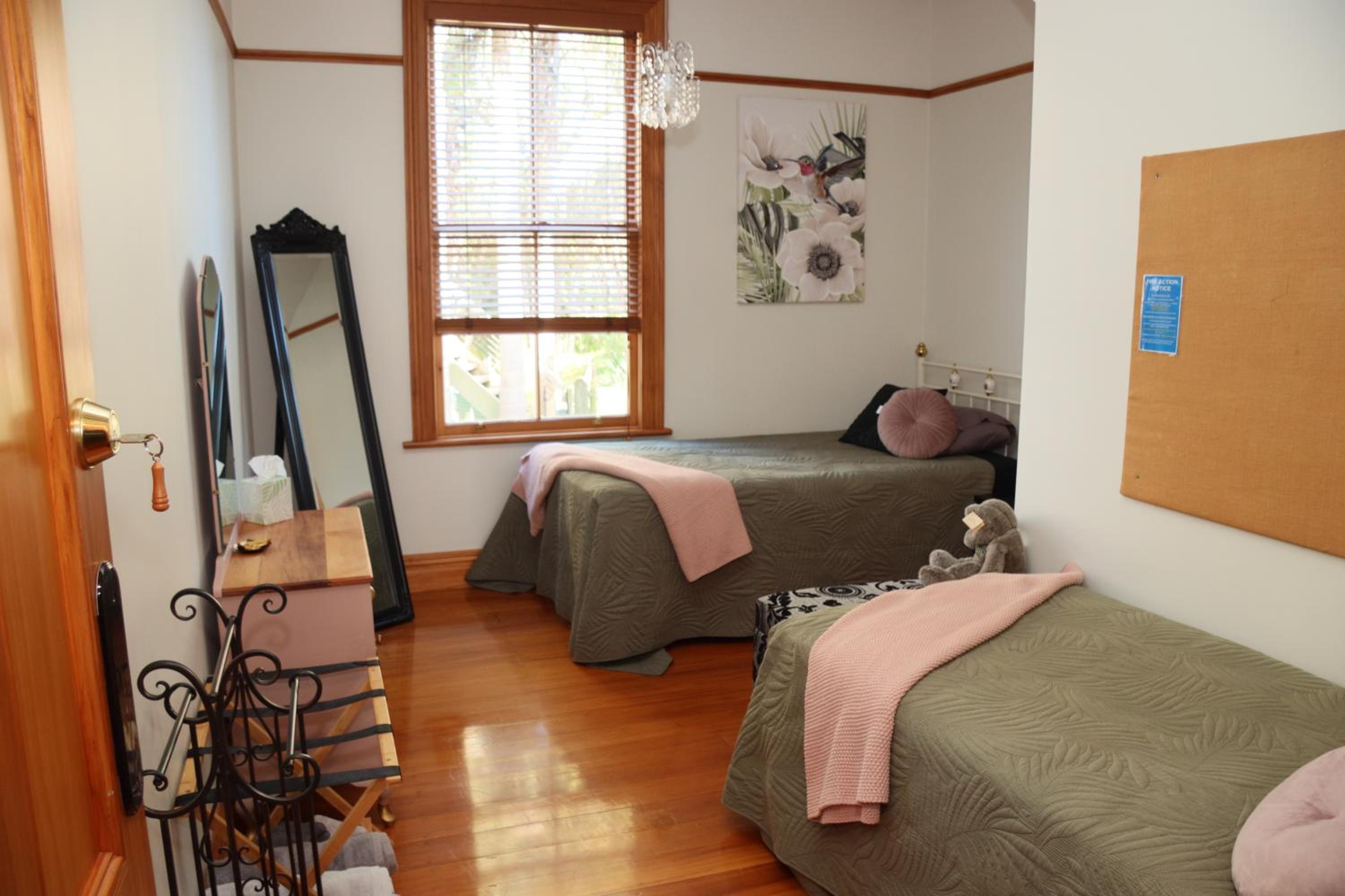 Standard Twin Room - Photo 4