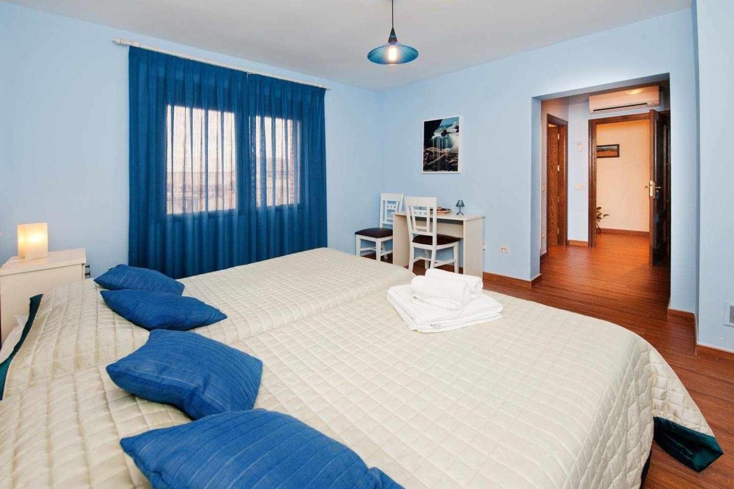 Five-Bedroom House photo 2