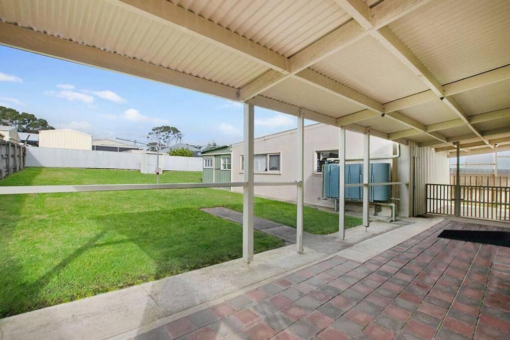 Three-Bedroom House photo 3