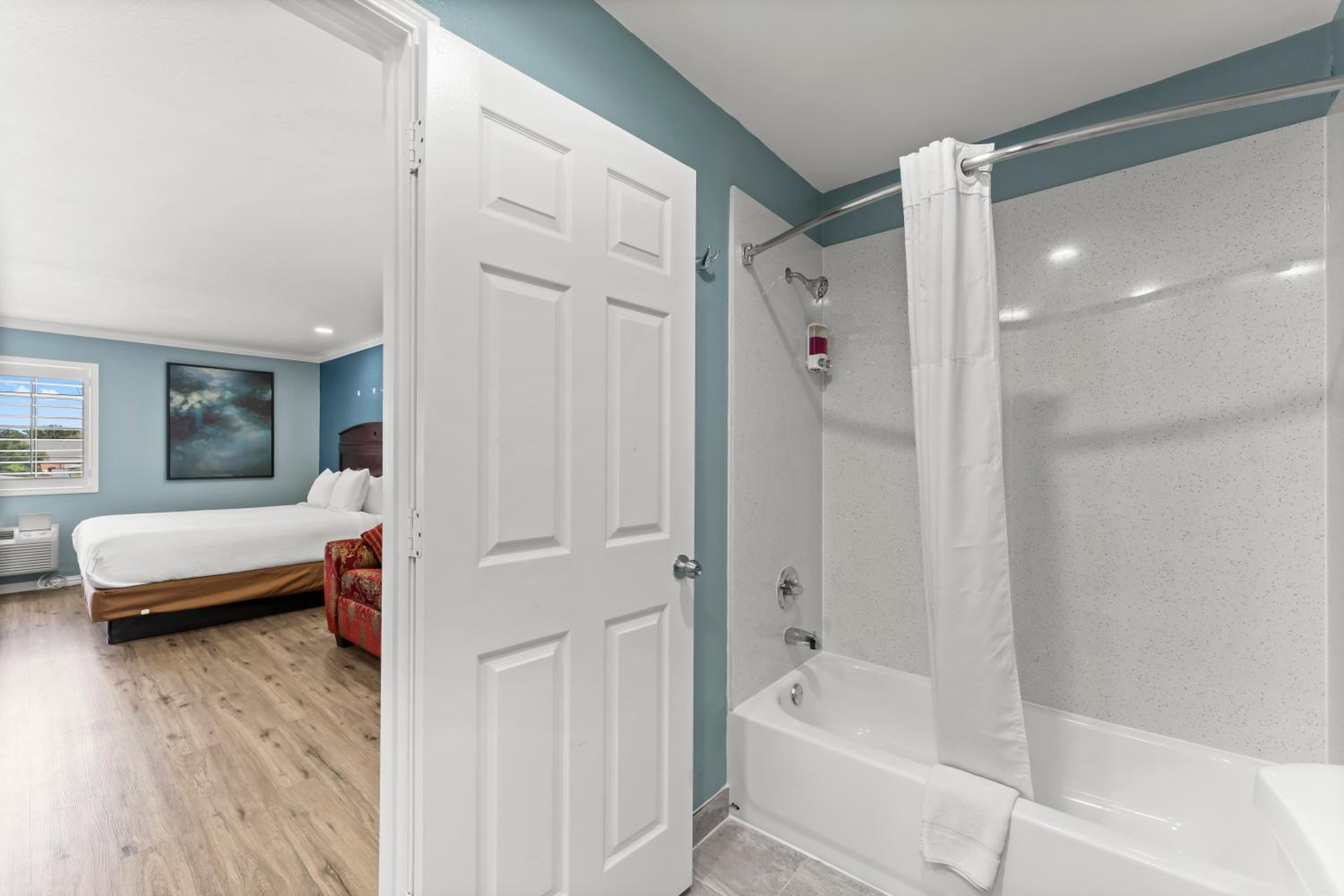 Superior Suite - Photo 5