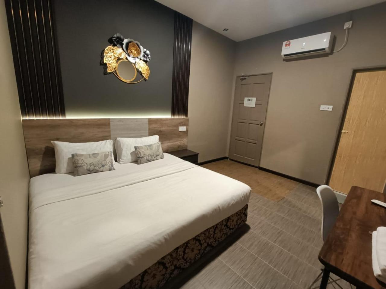 Deluxe Double Room with Balcony photo 2