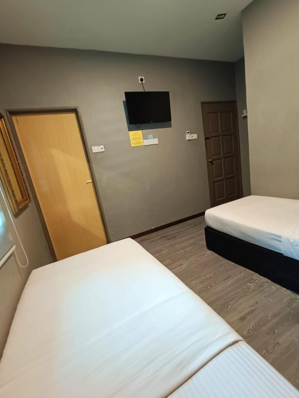 Economy Twin Room - Photo 2
