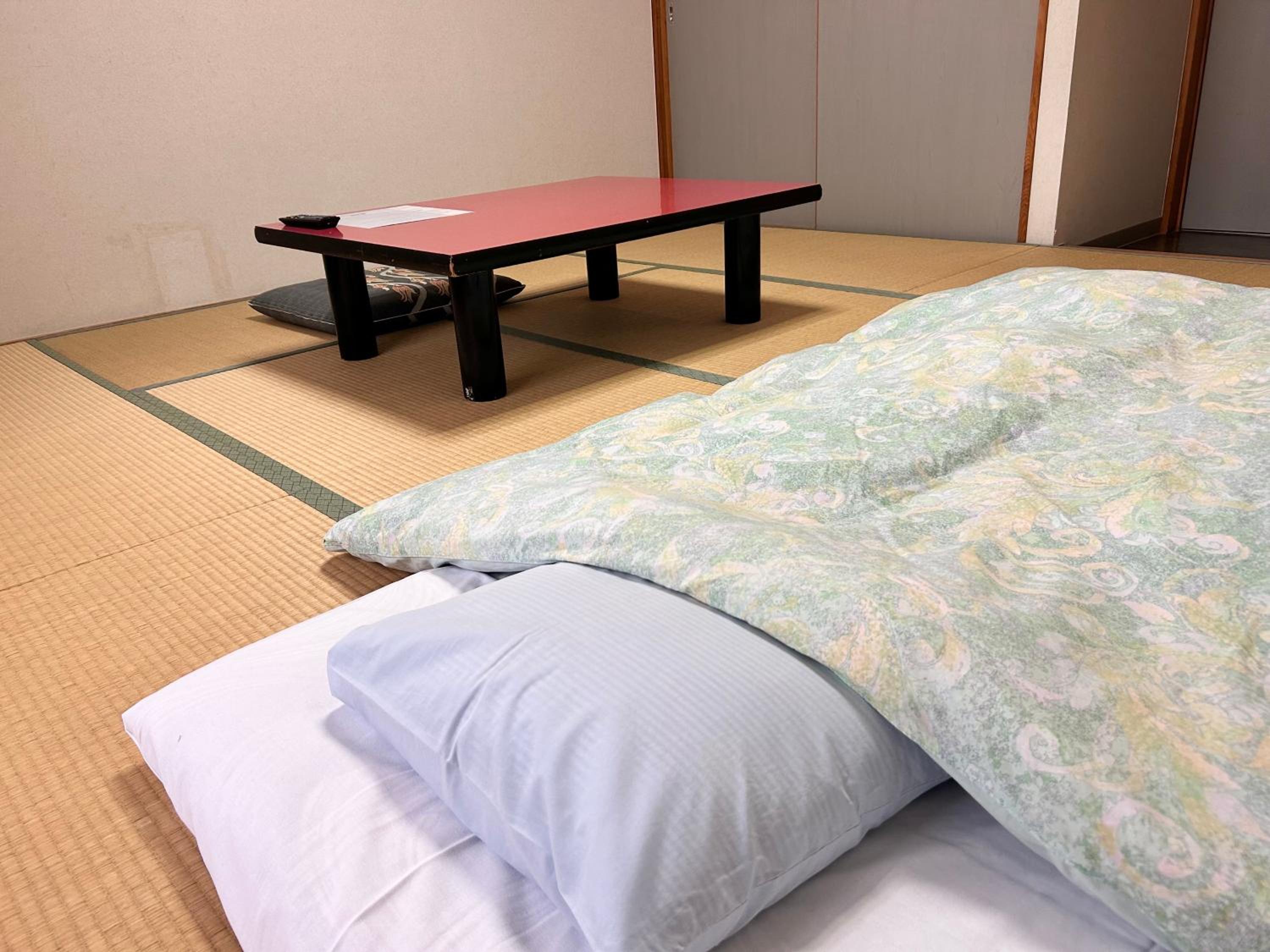 Japanese-Style Twin Room with Shared Bathroom photo 3