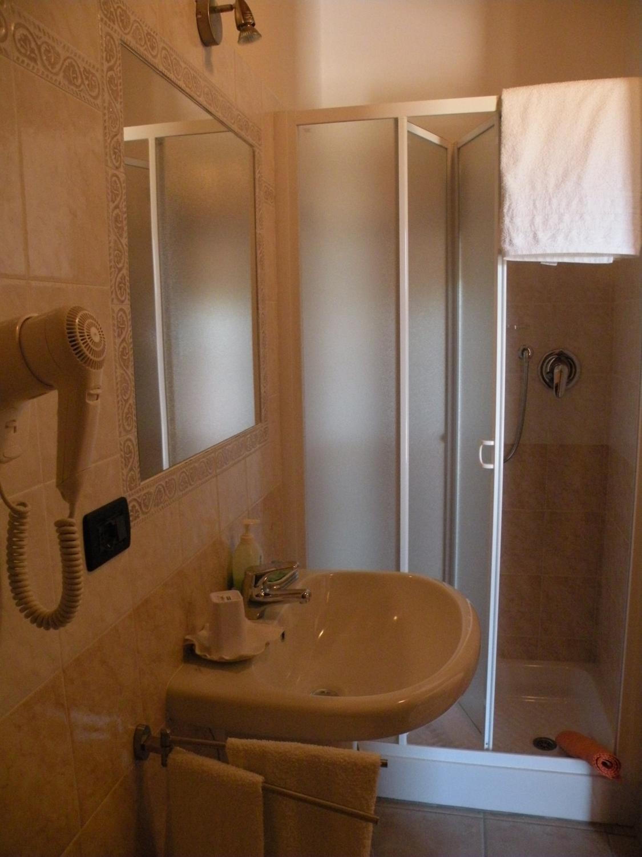 Double or Twin Room - Photo 6