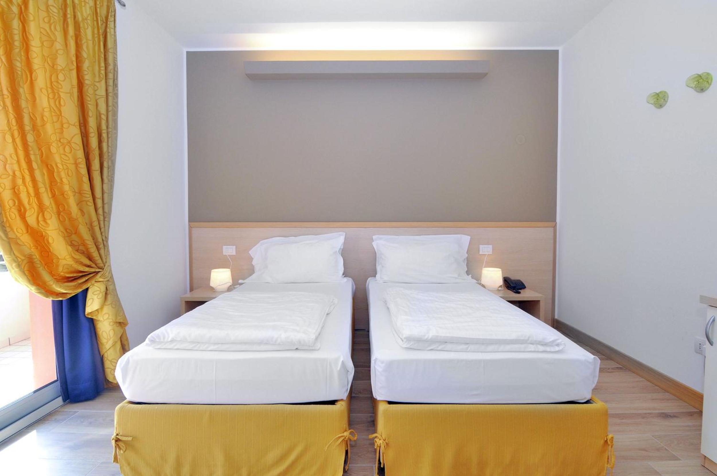 Double or Twin Room with Balcony - Photo 8