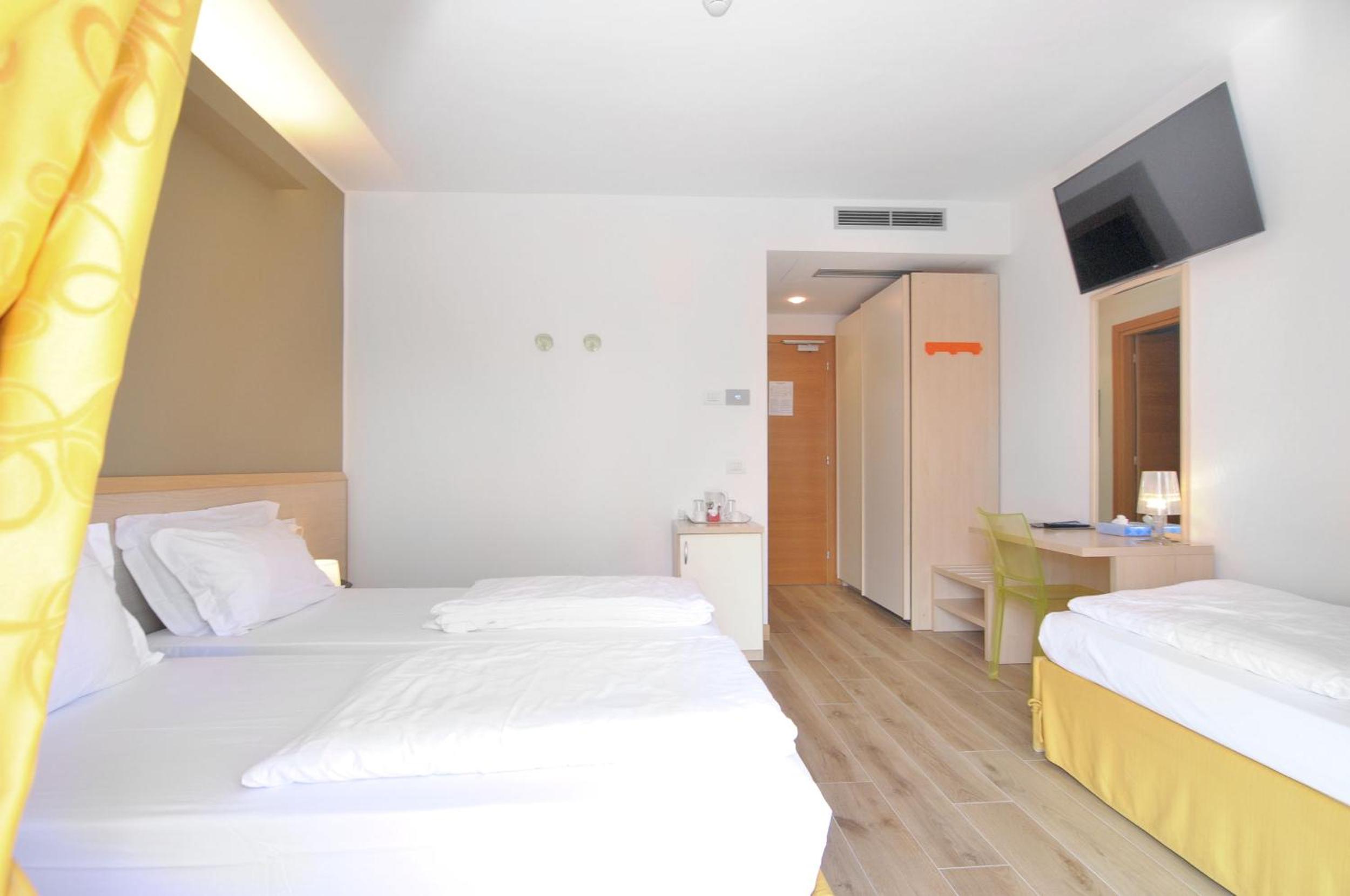 Triple Room with Balcony - Photo 6