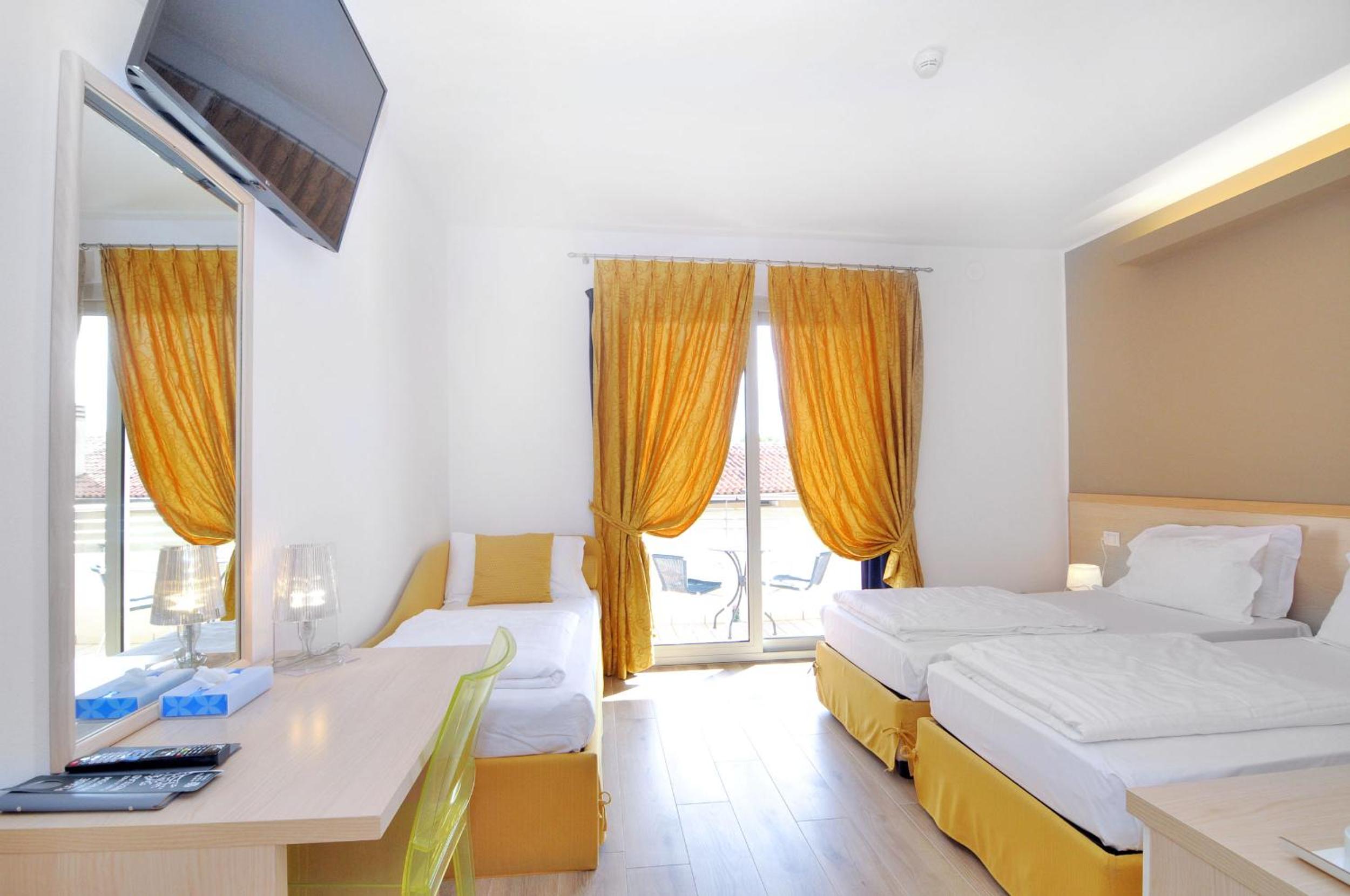 Triple Room with Balcony - Photo 5