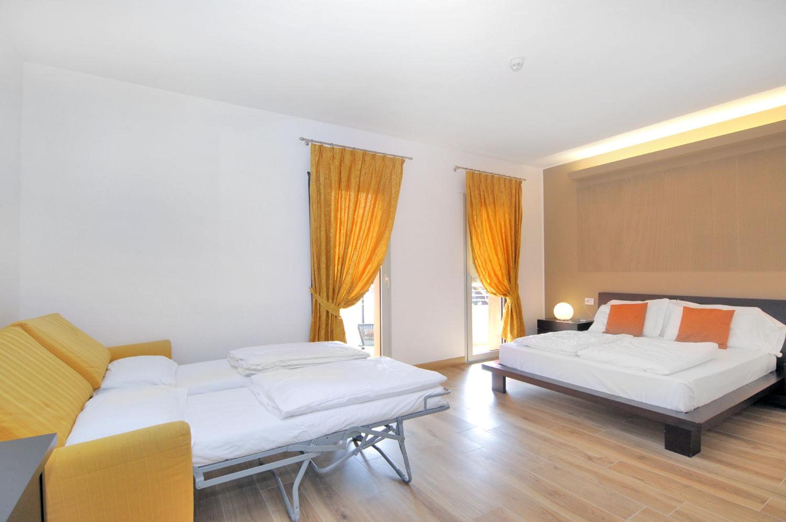 Quadruple Room with Balcony - Photo 6